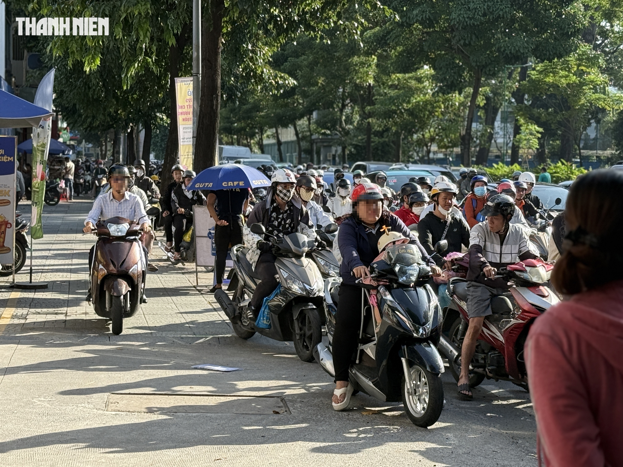 Thấy CSGT TP.HCM, người chạy xe máy đi trên vỉa hè đường Võ Thị Sáu hốt hoảng - Ảnh 4.