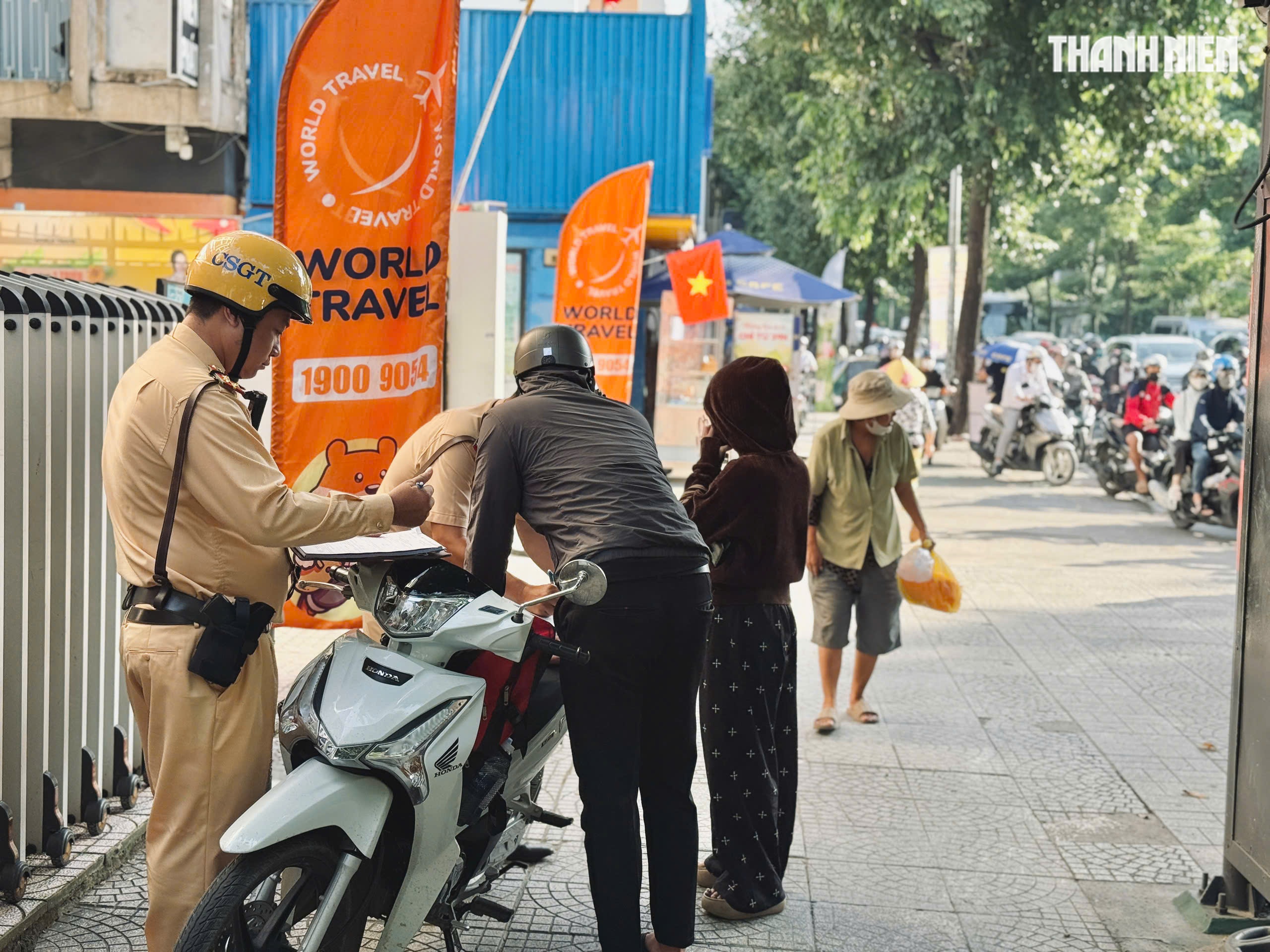 Thấy CSGT TP.HCM, người chạy xe máy đi trên vỉa hè đường Võ Thị Sáu hốt hoảng - Ảnh 5.