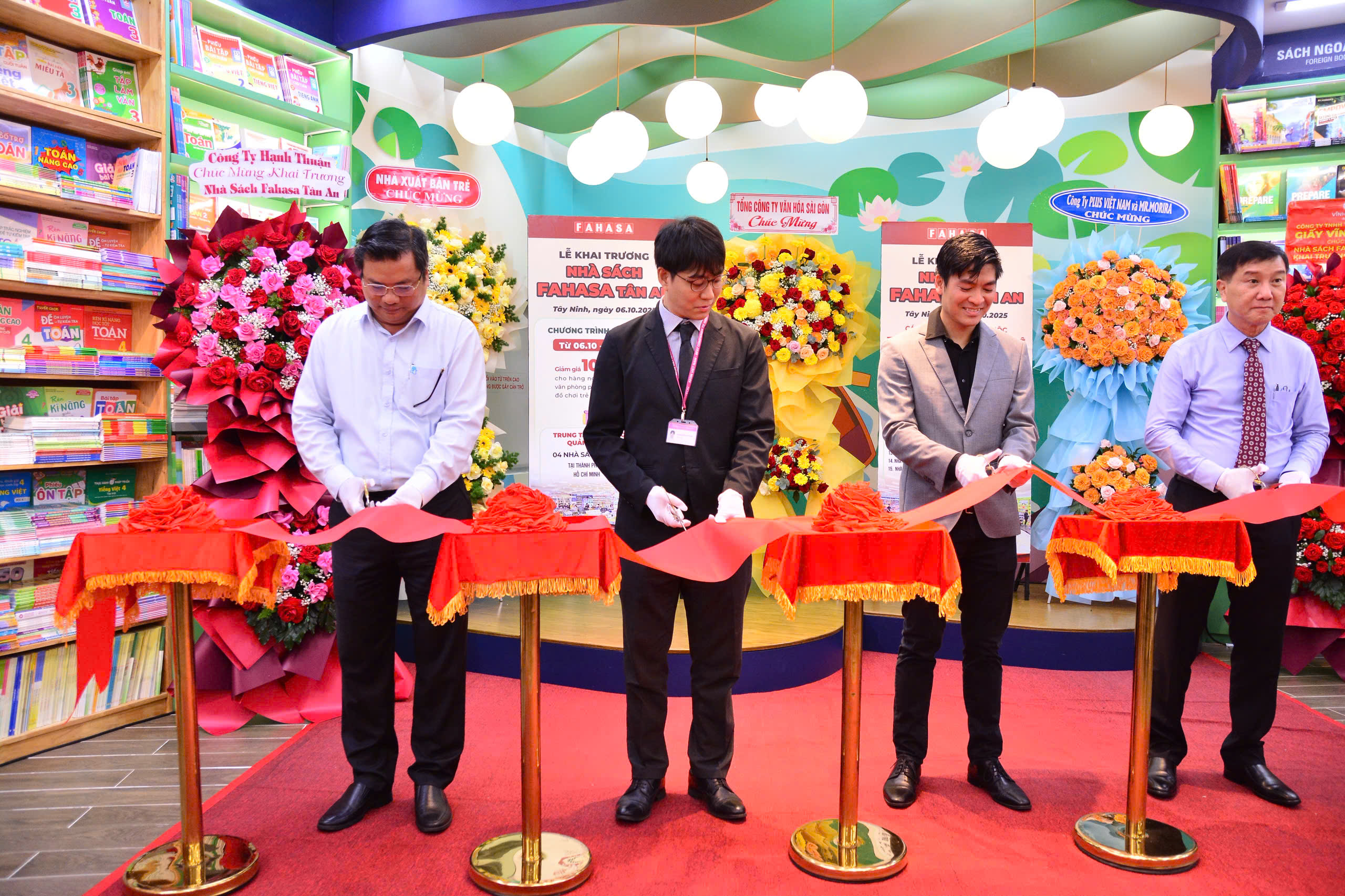 Nhà sách thông minh 5 tỉ đồng ở miền Tây có gì đặc biệt? - Ảnh 1.