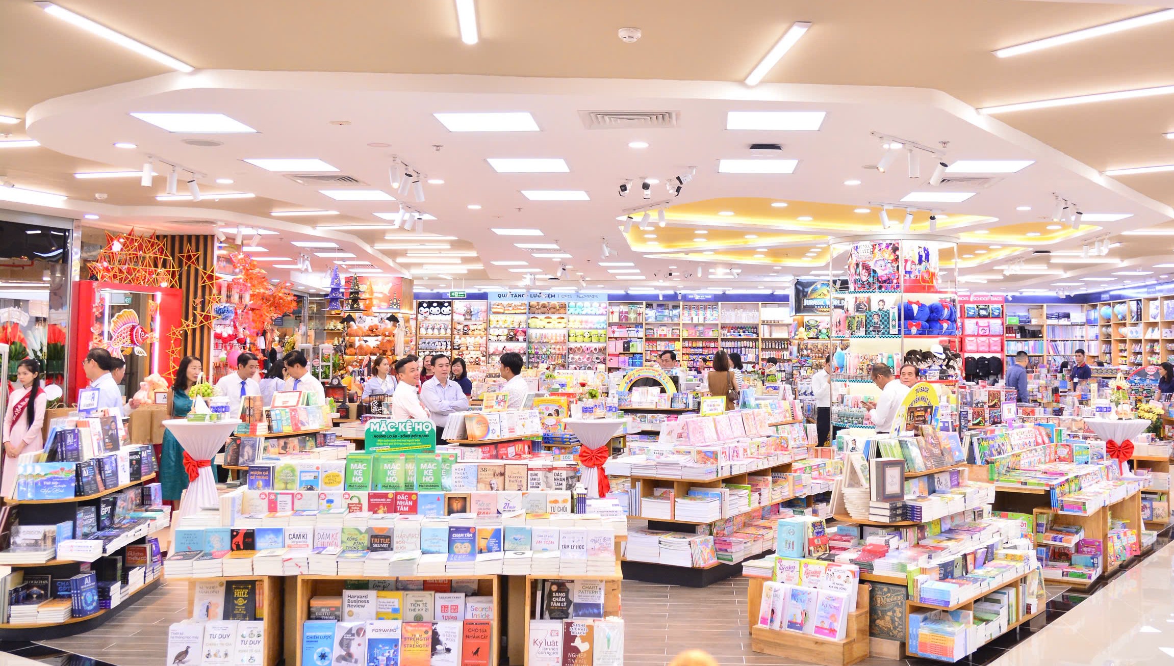 Nhà sách thông minh 5 tỉ đồng ở miền Tây có gì đặc biệt? - Ảnh 2.