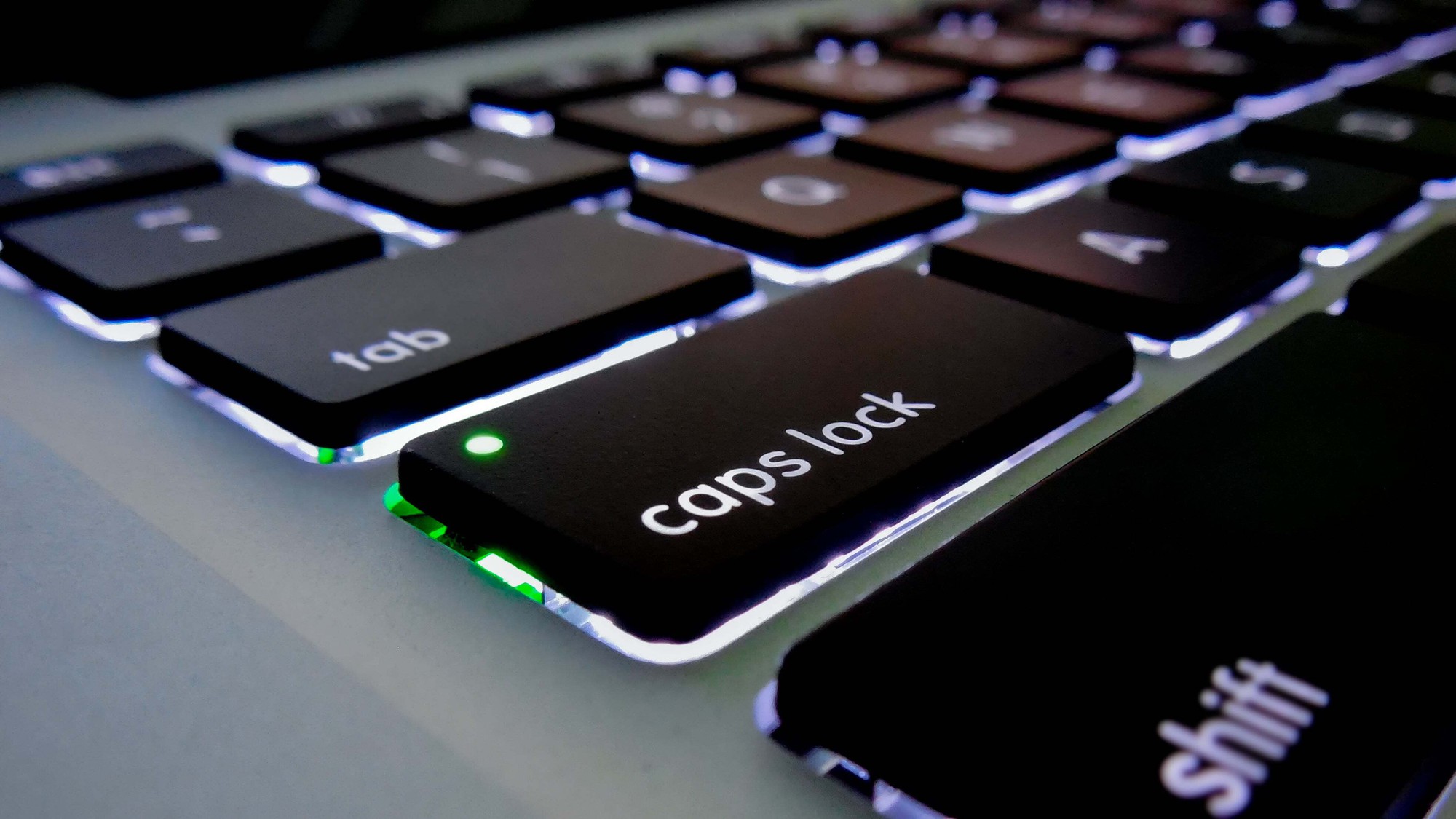 Tại sao Microsoft vẫn giữ phím Caps Lock dù đã lỗi thời? - Ảnh 1.