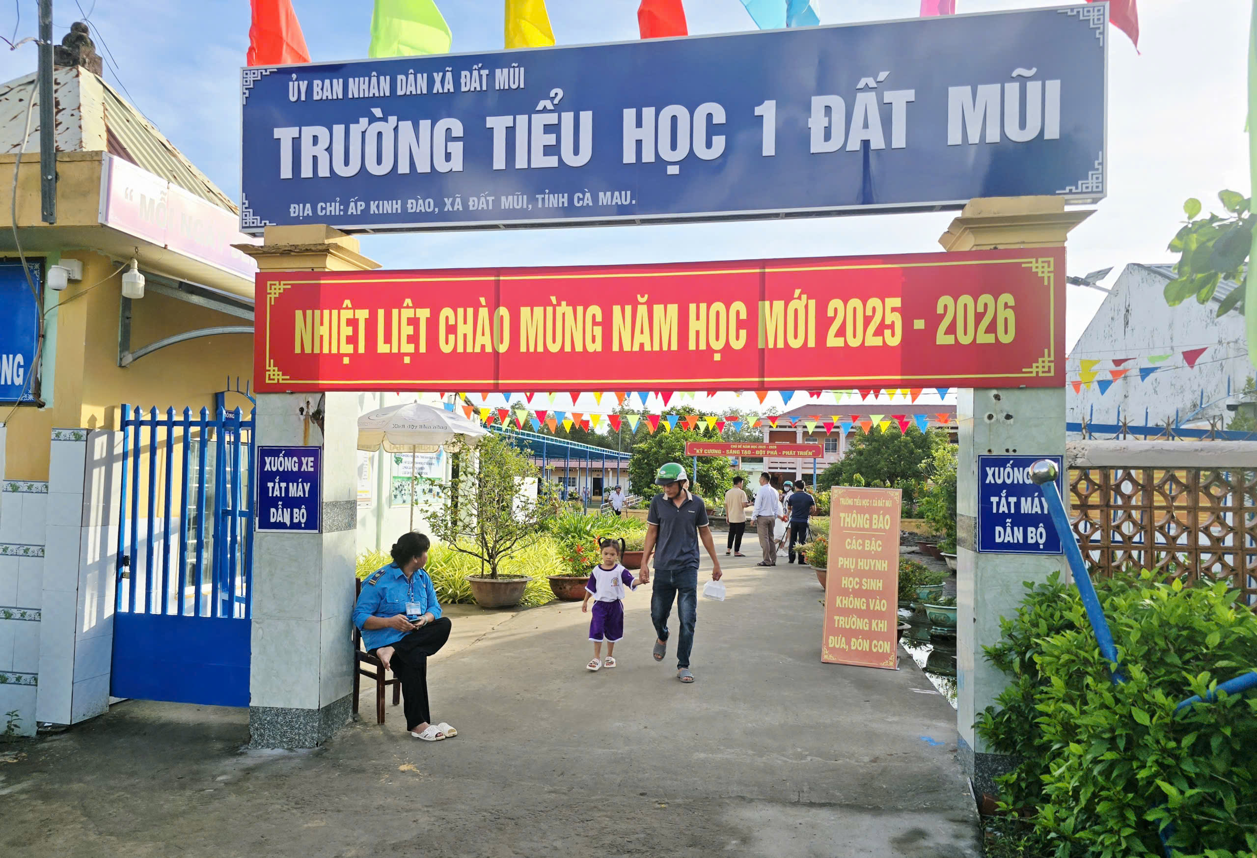 Ca Mau រក្សាកម្រិតថ្លៃសេវាអប់រំផ្សេងពីថ្លៃសិក្សាបន្ទាប់ពីការរួមបញ្ចូលគ្នា - រូបថត ១. Cà Mau giữ nguyên mức thu dịch vụ giáo dục ngoài học phí sau hợp nhất- Ảnh 1.