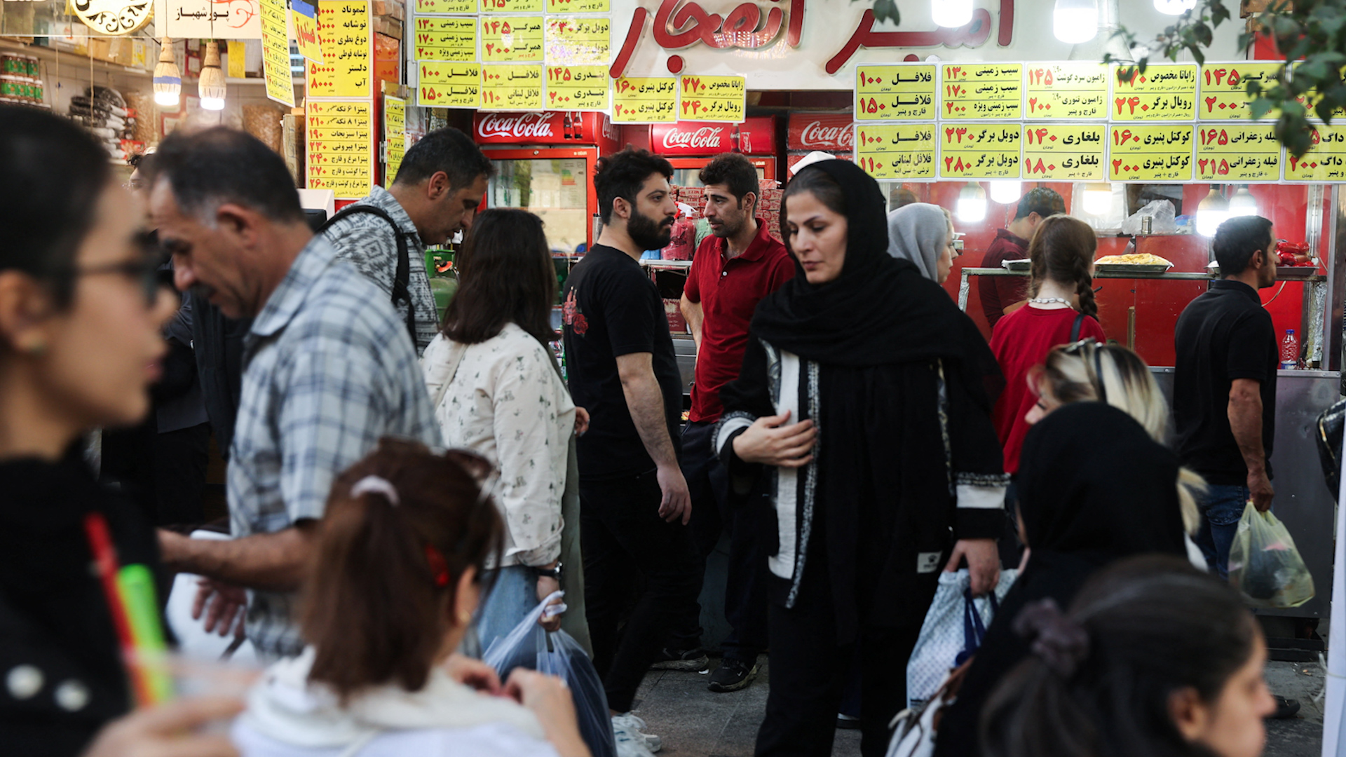 Lạm phát cao, tiền mất giá thảm, Iran s…