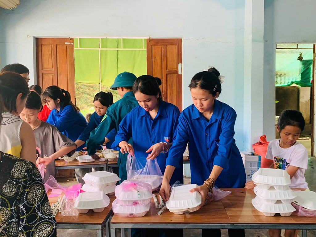 Thanh niên tình nguyện - điểm tựa của người dân trong những ngày khó khăn sau bão, lũ- Ảnh 12. Thanh niên tình nguyện - điểm tựa của người dân trong những ngày khó khăn sau bão, lũ- Ảnh 12.