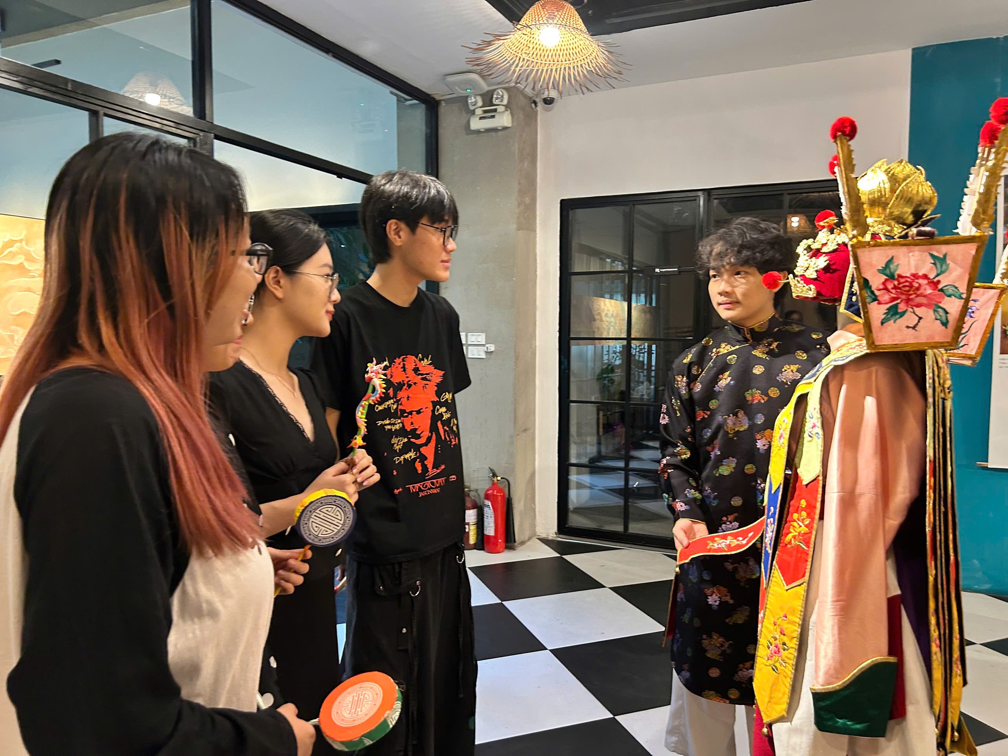 Bộ trang phục trung thu bị thất truyền trăm năm được phục dựng lại - Ảnh 2. Bộ trang phục trung thu bị thất truyền cả trăm năm được phục dựng lại - Ảnh 2.