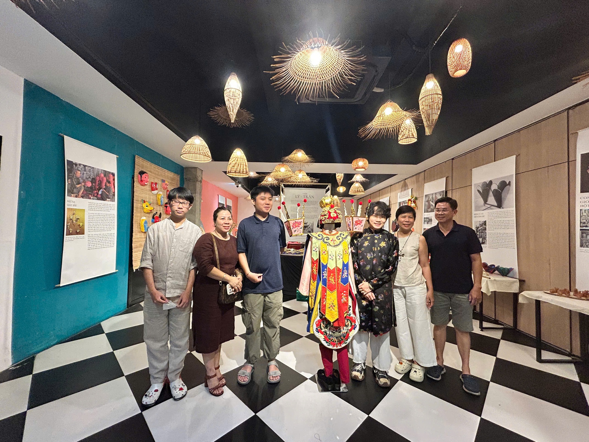 Bộ trang phục trung thu bị thất truyền cả trăm năm được phục dựng lại - Ảnh 3.