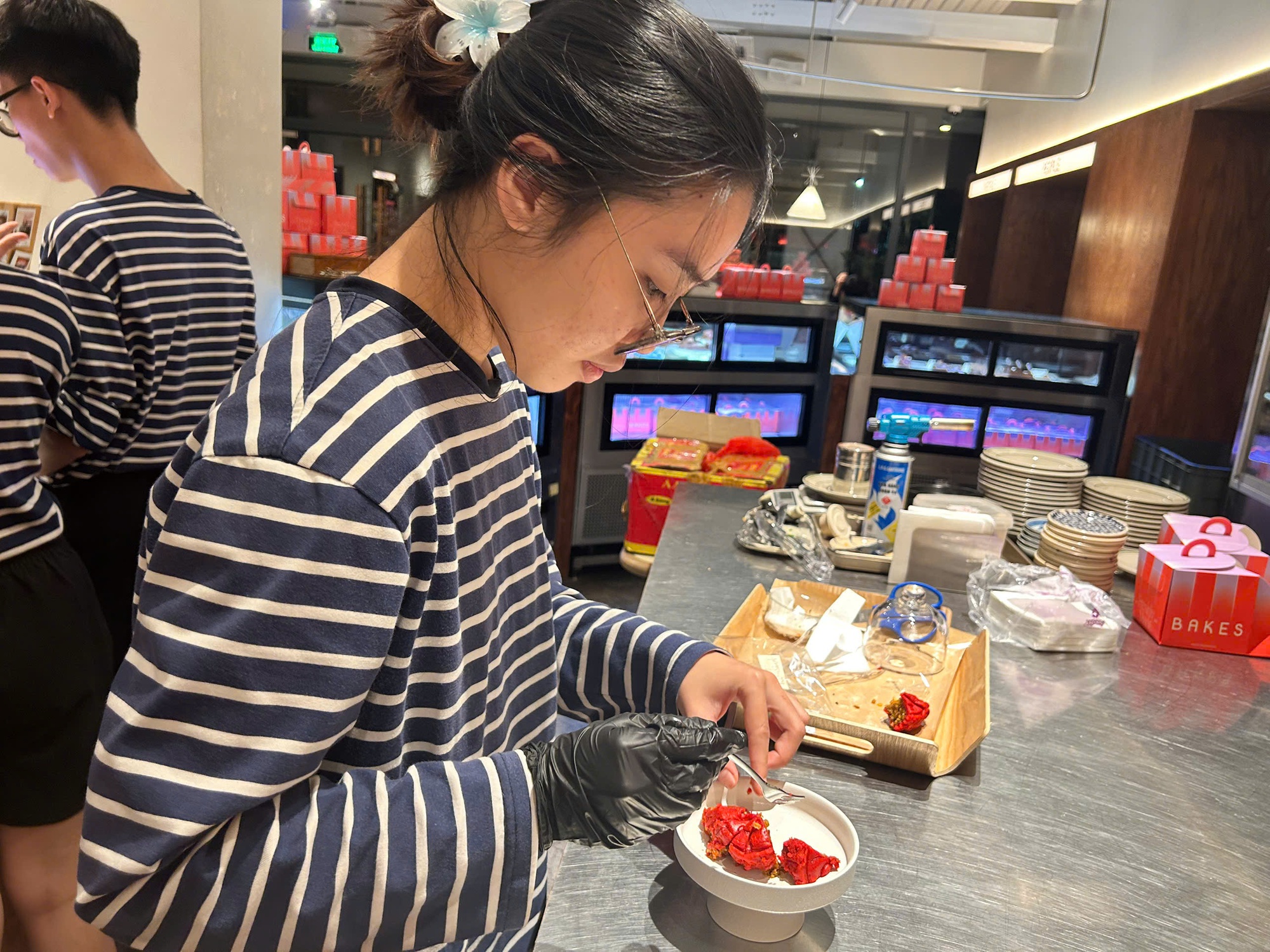 B&aacute;nh trung thu nh&acirc;n b&aacute;nh tr&aacute;ng trộn g&acirc;y sốt trong giới trẻ TP . HCM - Ảnh 4.