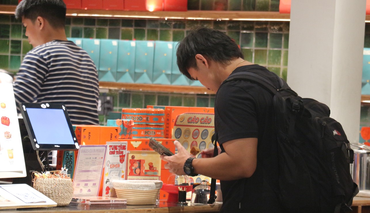 B&aacute;nh trung thu nh&acirc;n b&aacute;nh tr&aacute;ng trộn g&acirc;y sốt trong giới trẻ TP . HCM - Ảnh 6.