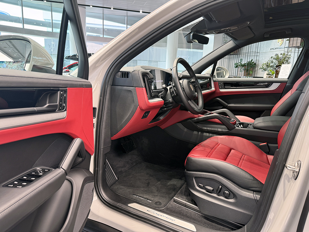 Mẫu SUV đắt nhất của Porsche kho&aacute;c 'lớp &aacute;o' trị gi&aacute; gần bằng VF 3 - Ảnh 7.