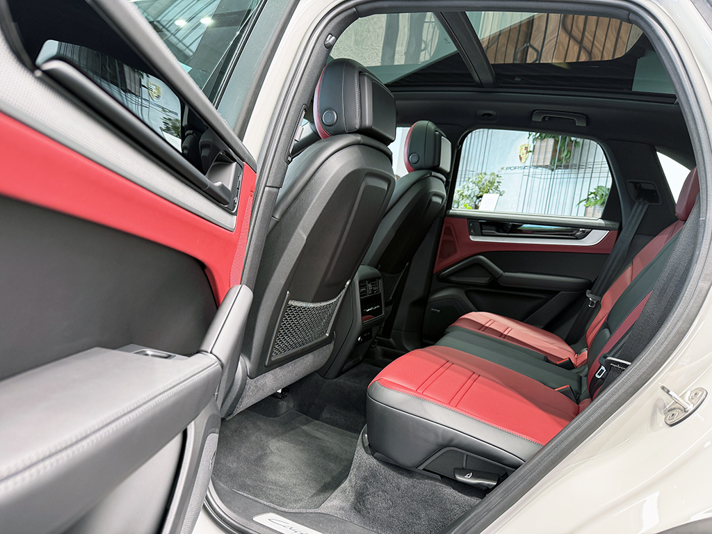 Mẫu SUV đắt nhất của Porsche kho&aacute;c 'lớp &aacute;o' trị gi&aacute; gần bằng VF 3 - Ảnh 8.