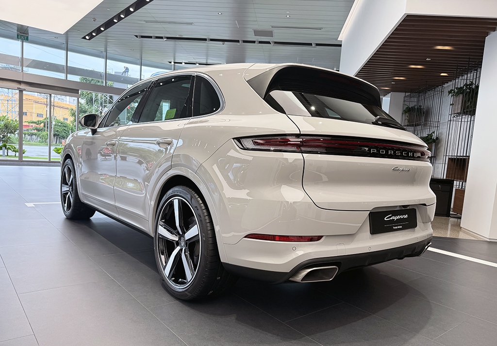 Mẫu SUV đắt nhất của Porsche kho&aacute;c 'lớp &aacute;o' trị gi&aacute; gần bằng VF 3 - Ảnh 4.