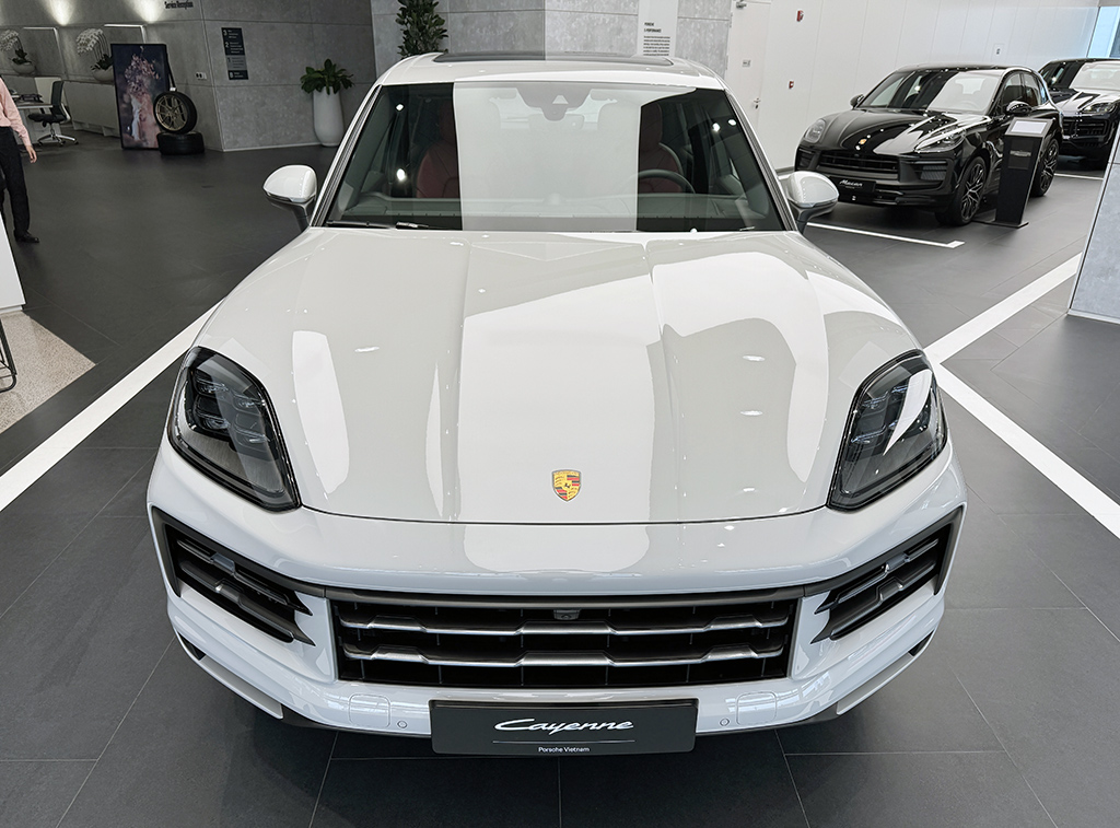 Mẫu SUV đắt nhất của Porsche kho&aacute;c 'lớp &aacute;o' trị gi&aacute; gần bằng VF 3 - Ảnh 5.