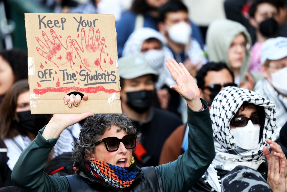 Hàng trăm du học sinh quốc tế 'mắc kẹt' tại Mỹ kiện chính quyền ông Trump - Ảnh 1.