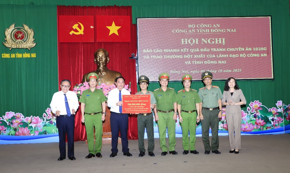 Bộ Công an thưởng tiền và xe máy cho 5 người có tin tố giác tội phạm - Ảnh 2.