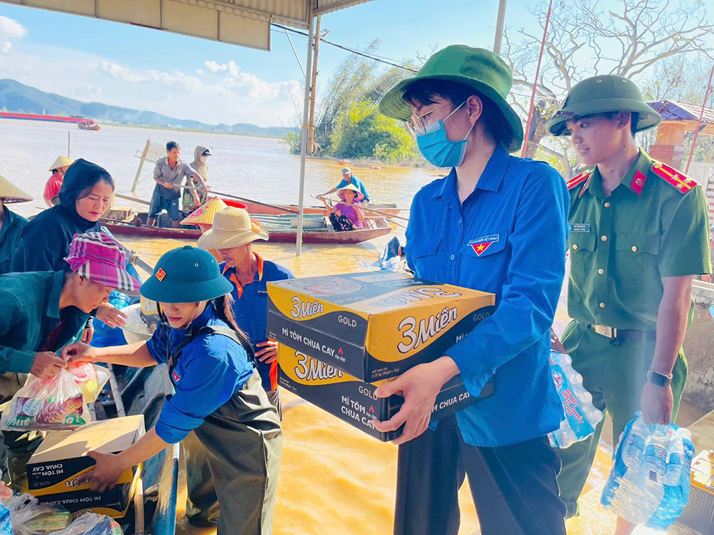 Thanh niên tình nguyện - điểm tựa của người dân trong những ngày khó khăn sau bão, lũ- Ảnh 5. Thanh niên tình nguyện - điểm tựa của người dân trong những ngày khó khăn sau bão, lũ- Ảnh 5.