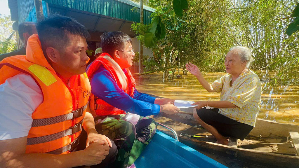 Thanh niên tình nguyện - điểm tựa của người dân trong những ngày khó khăn sau bão, lũ- Ảnh 11. Thanh niên tình nguyện - điểm tựa của người dân trong những ngày khó khăn sau bão, lũ- Ảnh 11.