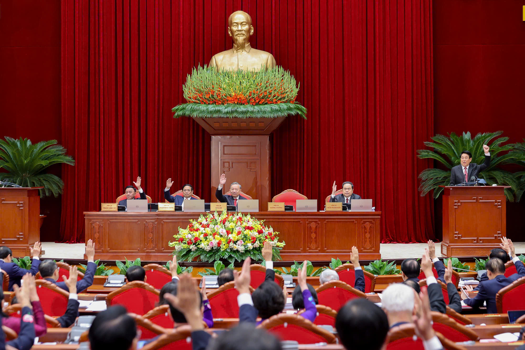 ការិយាល័យនយោបាយរៀបចំ និងណែនាំបុគ្គលិក ដើម្បីជ្រើសរើសមេដឹកនាំសំខាន់ៗចំនួន ៤រូប - រូបថត ១. Bộ Chính trị chuẩn bị, giới thiệu nhân sự bầu 4 lãnh đạo chủ chốt- Ảnh 1.