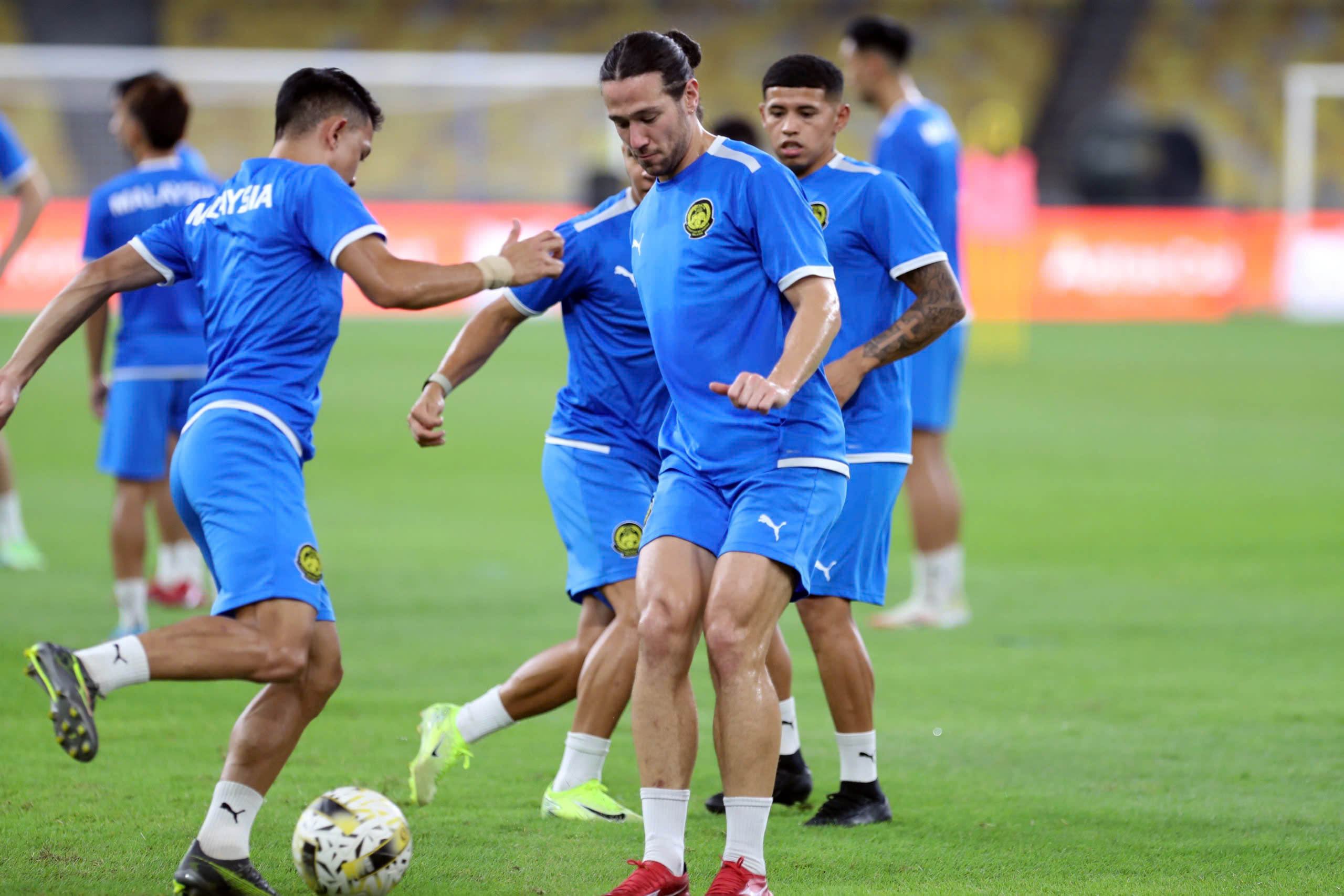 សារព័ត៌មានក្នុងតំបន់បានរិះគន់ FAM ចំពោះការធ្វេសប្រហែស និងមិនទទួលខុសត្រូវក្នុងការអនុម័តការផ្ទេរសិទ្ធិអ្នកលេង - រូបថត 2 ។ Báo chí khu vực chỉ trích FAM thiếu cẩn trọng, vô trách nhiệm khi xét duyệt nhập tịch cầu thủ- Ảnh 2.