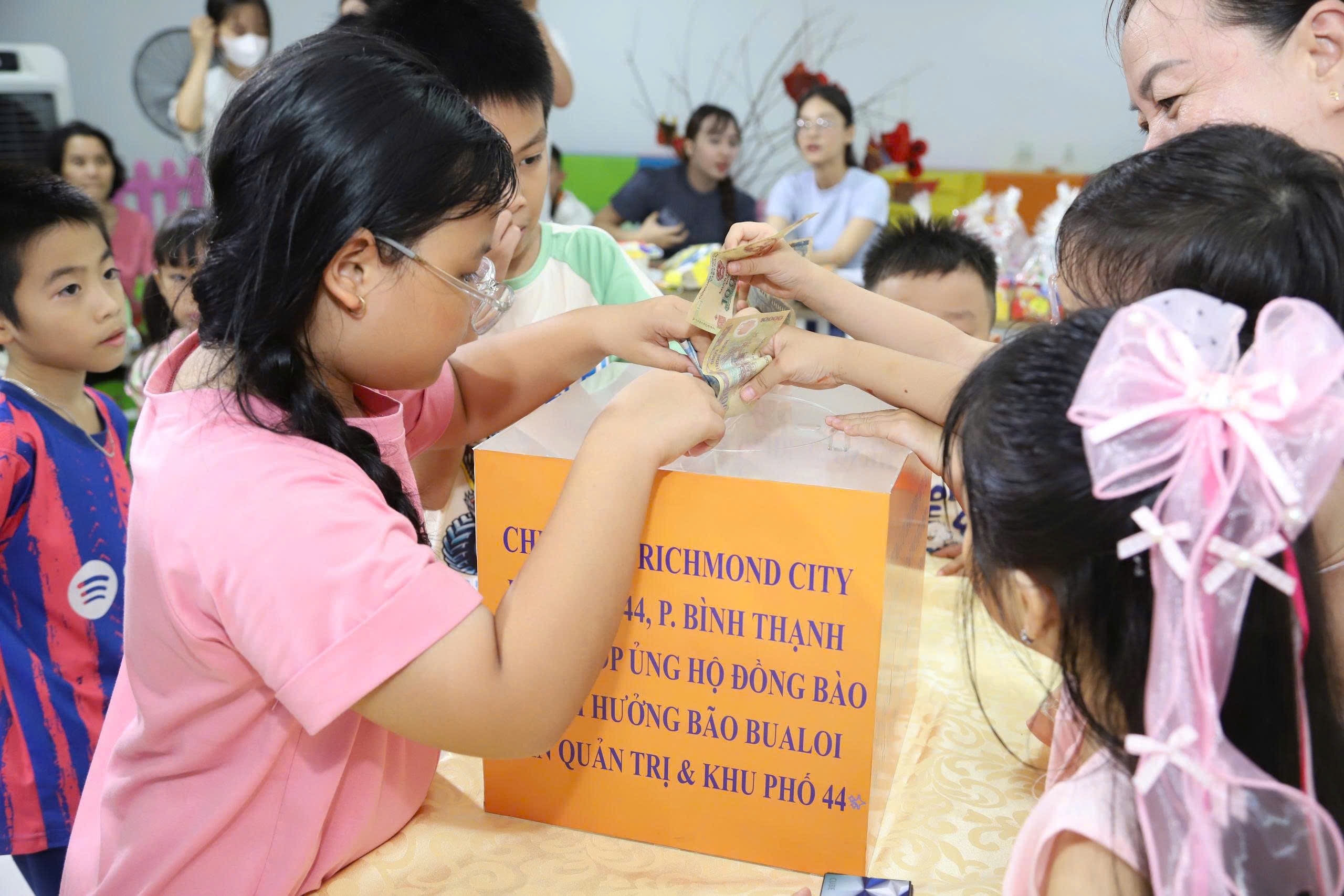 TP.HCM phát động ủng hộ đồng bào bị thiệt hại bởi bão số 10 - Ảnh 2.