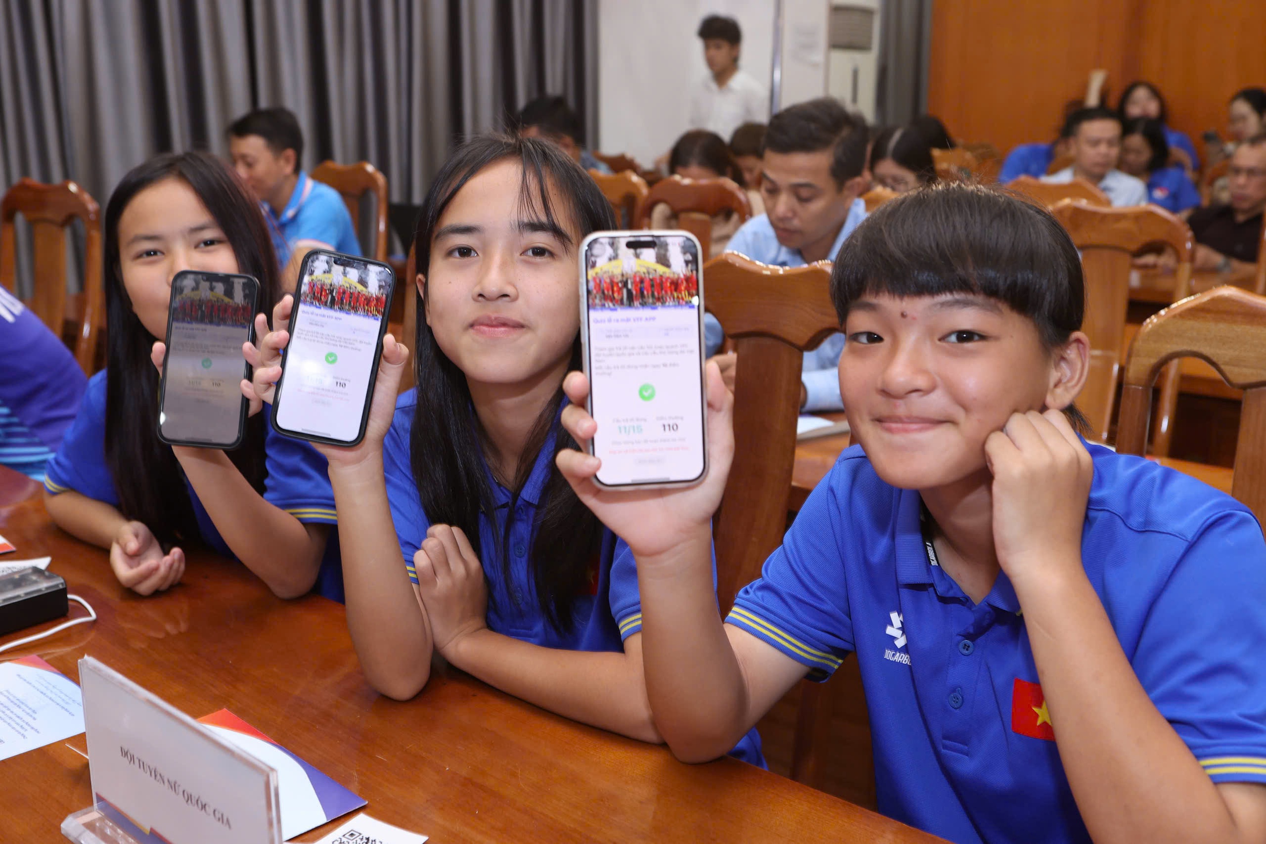 VFF ធ្វើអ្វីដែលពិសេស អ្នកគាំទ្រអាចប្រាស្រ័យទាក់ទងគ្នាកាន់តែច្រើនជាមួយកីឡាករវៀតណាម - រូបថត ២. VFF làm điều đặc biệt, CĐV được tương tác nhiều hơn với các cầu thủ Việt Nam- Ảnh 2.