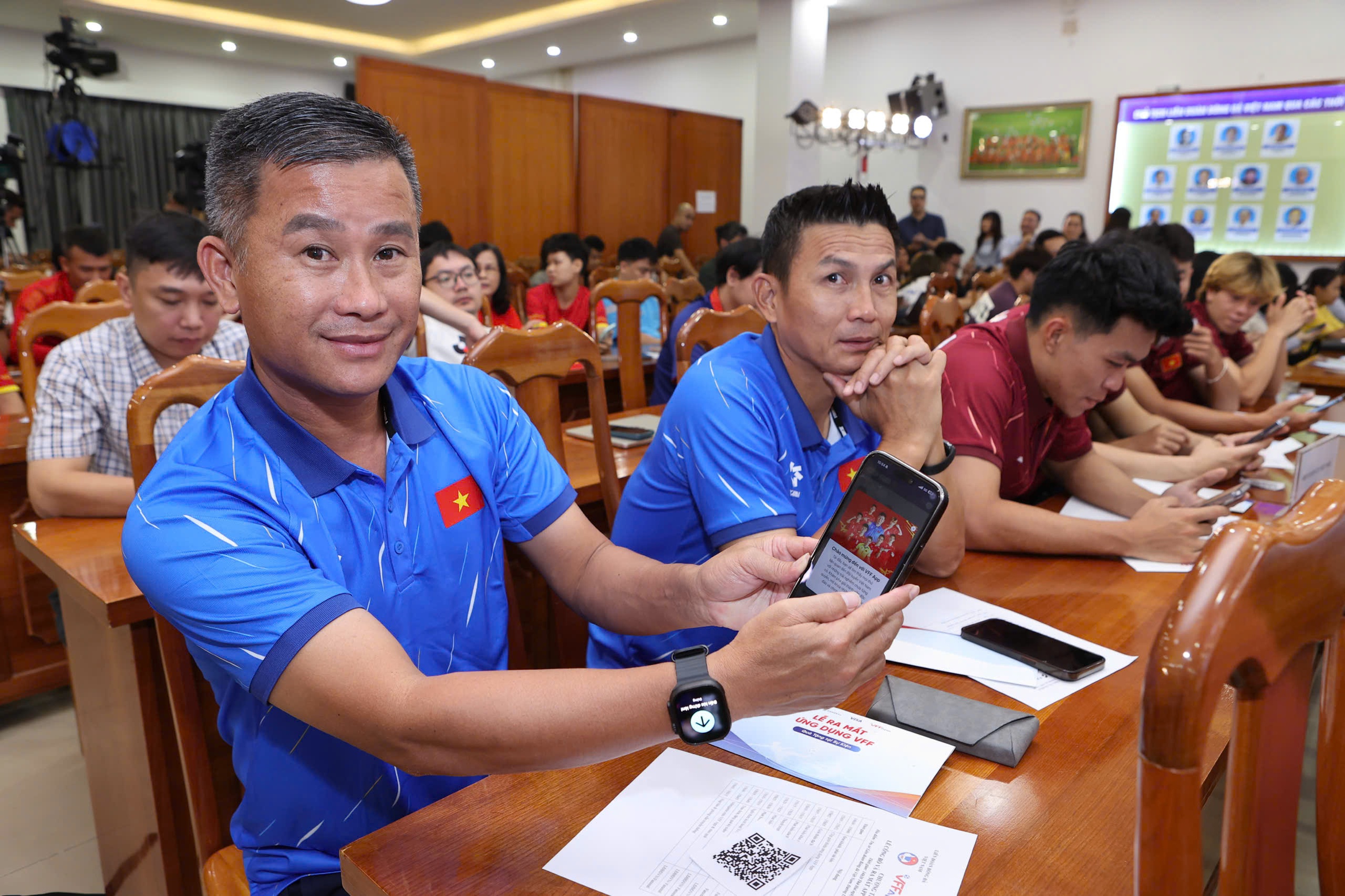 VFF ធ្វើអ្វីដែលពិសេស អ្នកគាំទ្រអាចប្រាស្រ័យទាក់ទងគ្នាកាន់តែច្រើនជាមួយកីឡាករវៀតណាម - រូបថត ៣. VFF làm điều đặc biệt, CĐV được tương tác nhiều hơn với các cầu thủ Việt Nam- Ảnh 3.