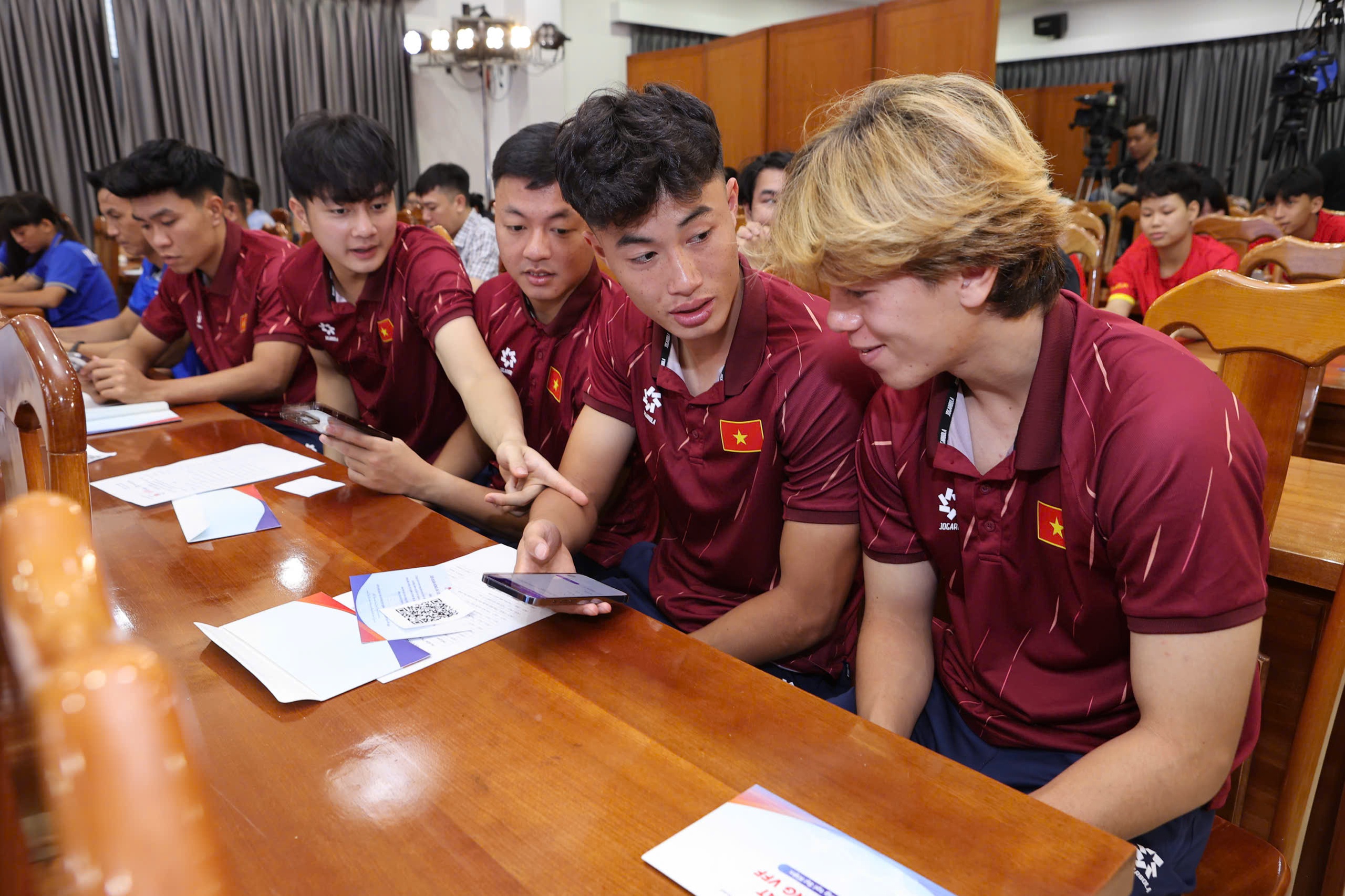 VFF ធ្វើអ្វីដែលពិសេស អ្នកគាំទ្រអាចប្រាស្រ័យទាក់ទងគ្នាកាន់តែច្រើនជាមួយកីឡាករវៀតណាម - រូបថត ១. VFF làm điều đặc biệt, CĐV được tương tác nhiều hơn với các cầu thủ Việt Nam- Ảnh 1.