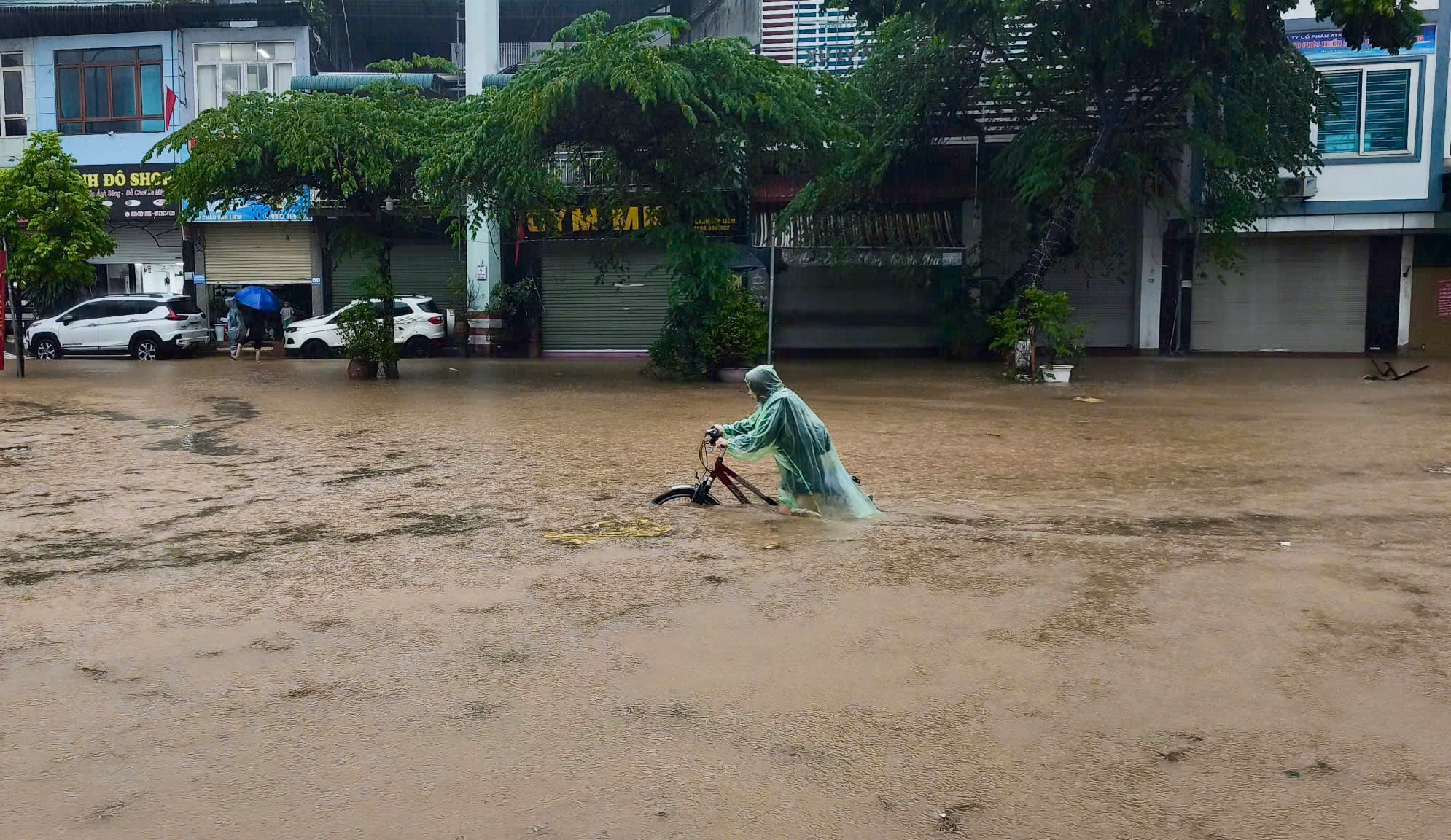 Người dân Hà Nội chật vật 'đắp đập' ngăn nước, đi thuyền trên phố- Ảnh 5.