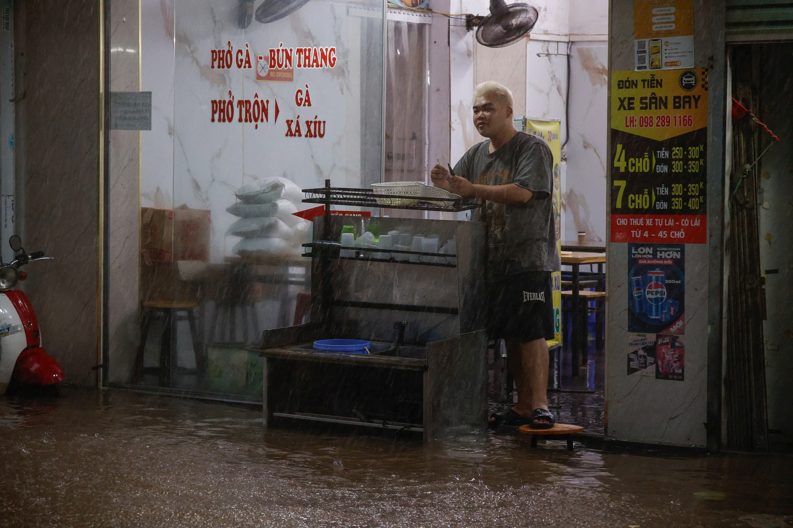 Người dân Hà Nội chật vật 'đắp đập' ngăn nước, đi thuyền trên phố- Ảnh 8.