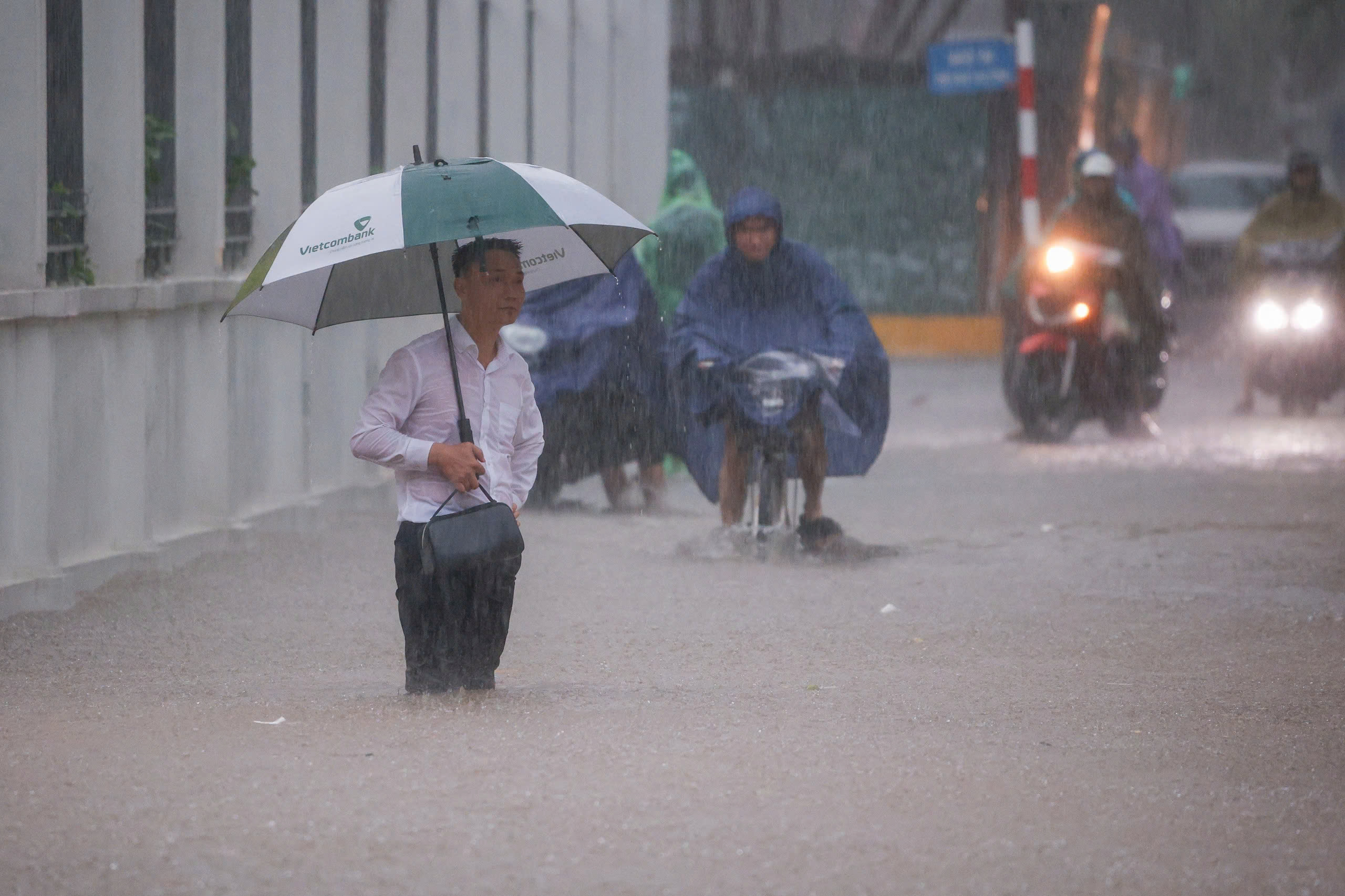 Người dân Hà Nội chật vật 'đắp đập' ngăn nước, đi thuyền trên phố- Ảnh 3.