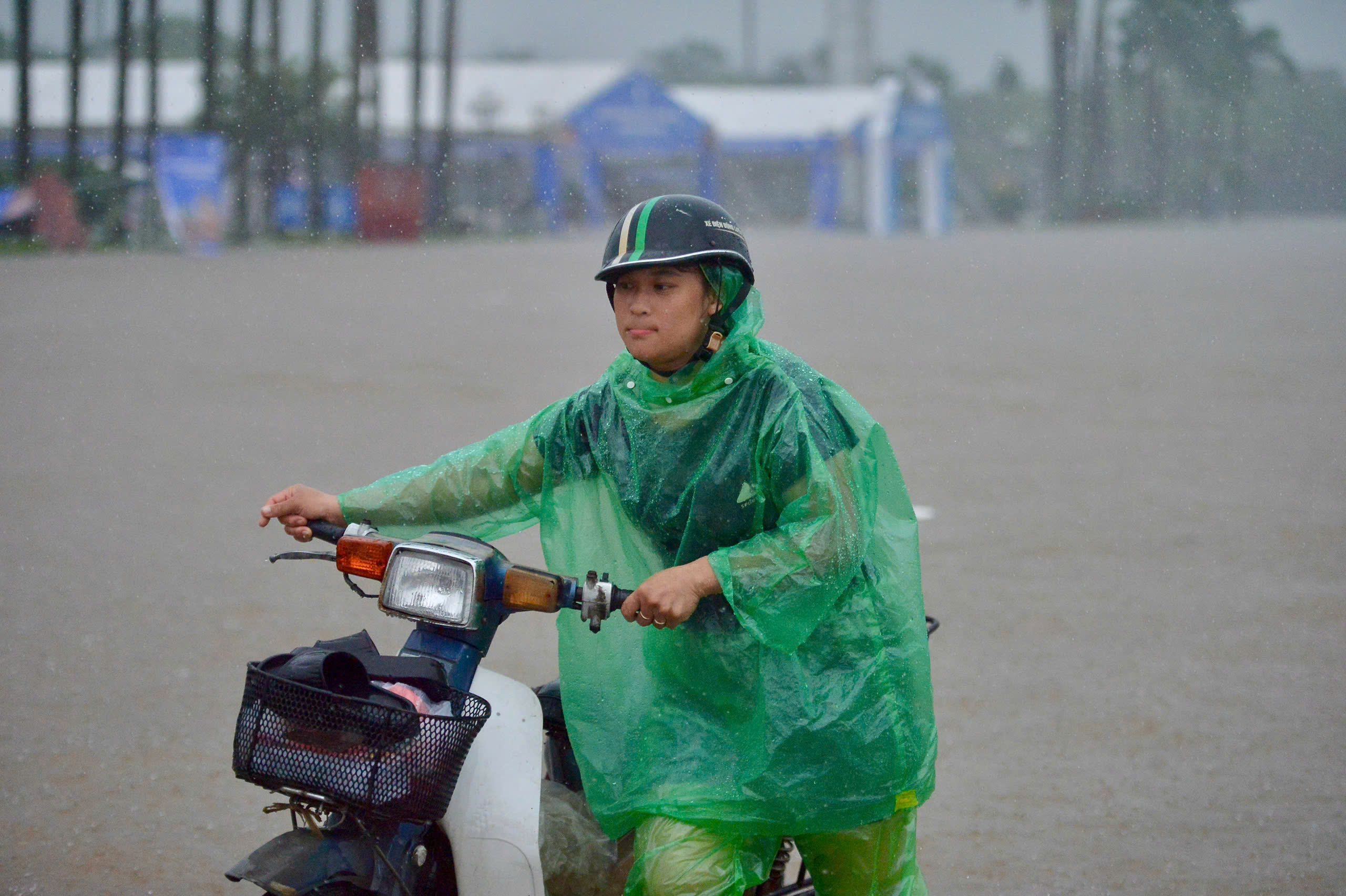 Tung tăng bơi lội, đ&aacute; b&oacute;ng ở 'vịnh nước s&acirc;u' Mỹ Đ&igrave;nh- Ảnh 8.