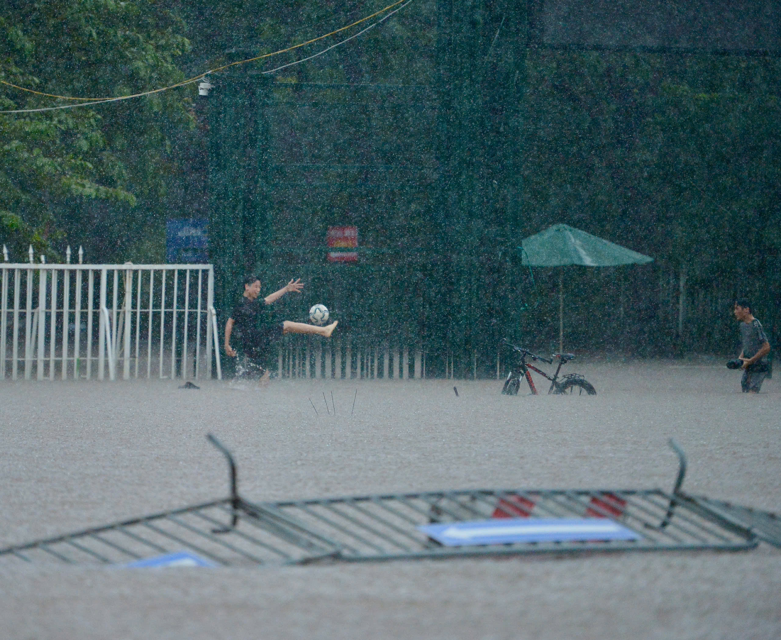 Tung tăng bơi lội, đ&aacute; b&oacute;ng ở 'vịnh nước s&acirc;u' Mỹ Đ&igrave;nh- Ảnh 3.