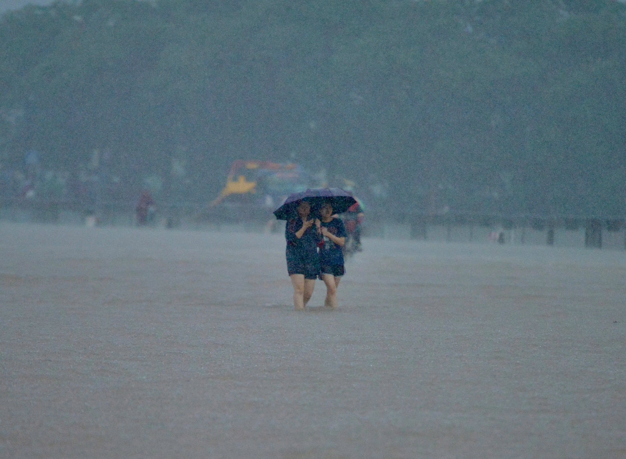 Tung tăng bơi lội, đ&aacute; b&oacute;ng ở 'vịnh nước s&acirc;u' Mỹ Đ&igrave;nh- Ảnh 11.