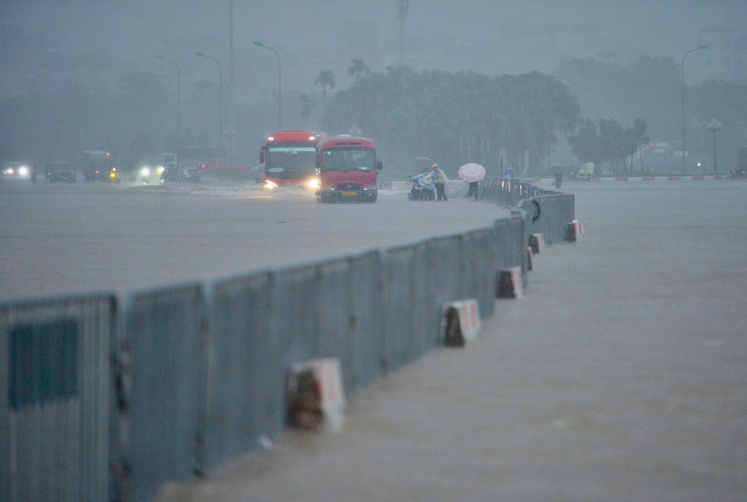 Tung tăng bơi lội, đ&aacute; b&oacute;ng ở 'vịnh nước s&acirc;u' Mỹ Đ&igrave;nh- Ảnh 10.