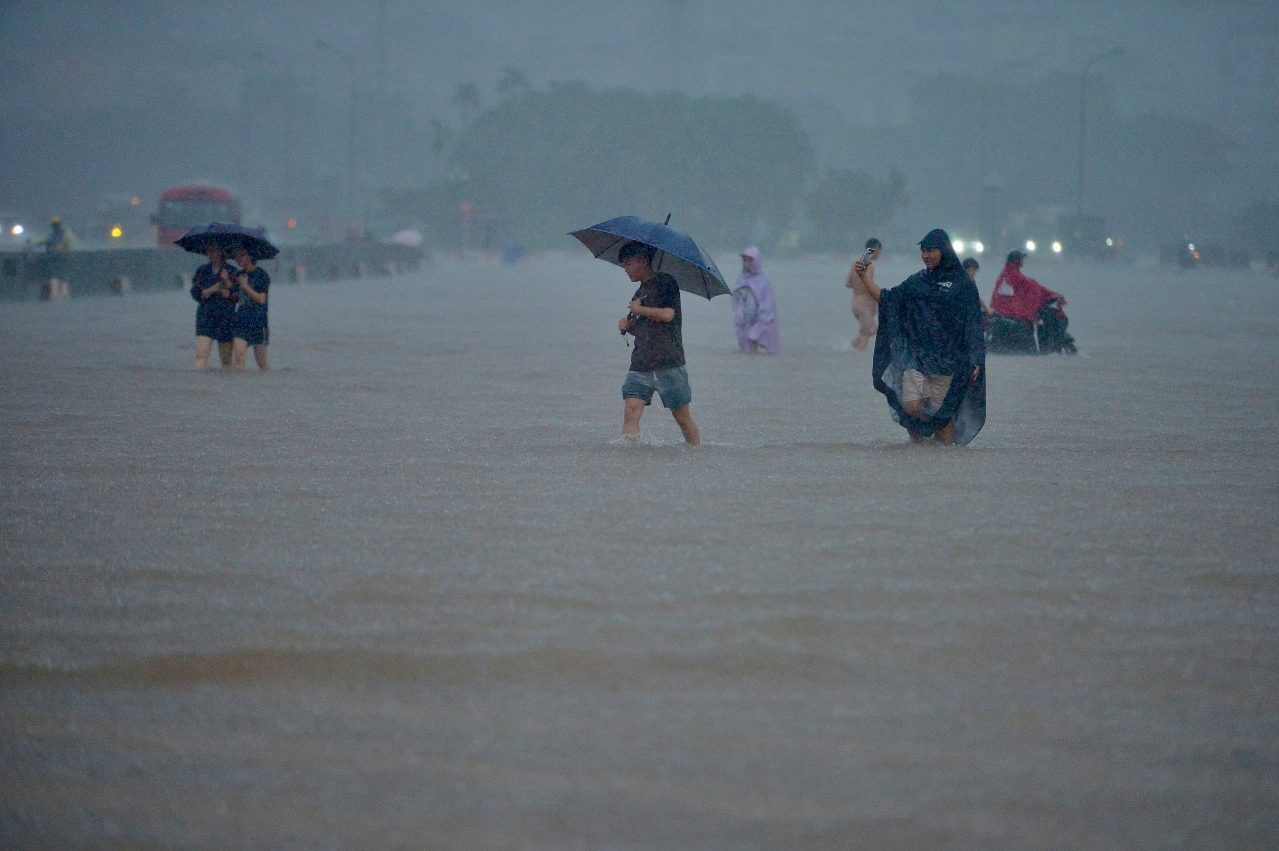 Tung tăng bơi lội, đ&aacute; b&oacute;ng ở 'vịnh nước s&acirc;u' Mỹ Đ&igrave;nh- Ảnh 6.
