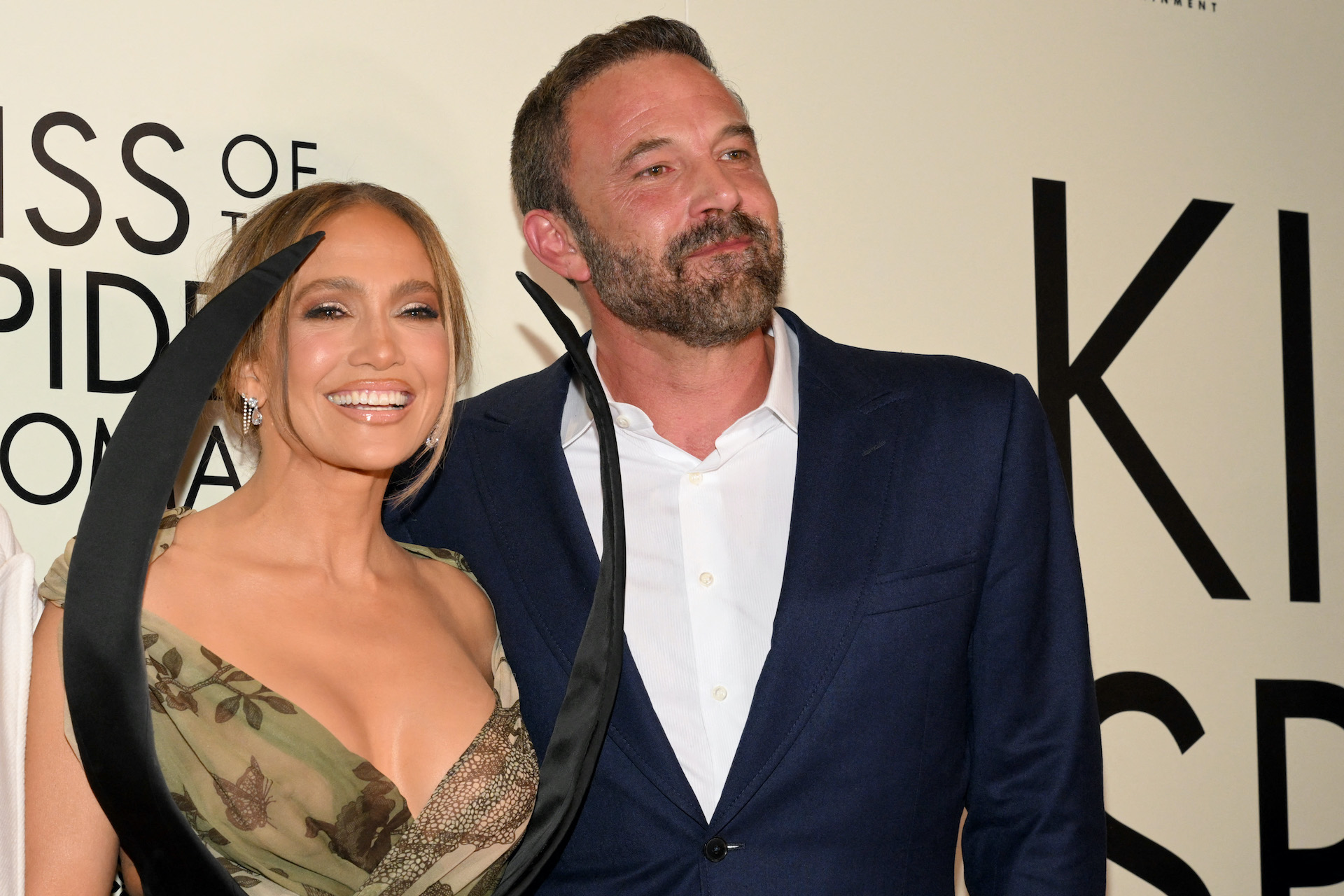 Jennifer Lopez và Ben Affleck sánh bước trên thảm đỏ sau 1 năm ly hôn - Ảnh 1.