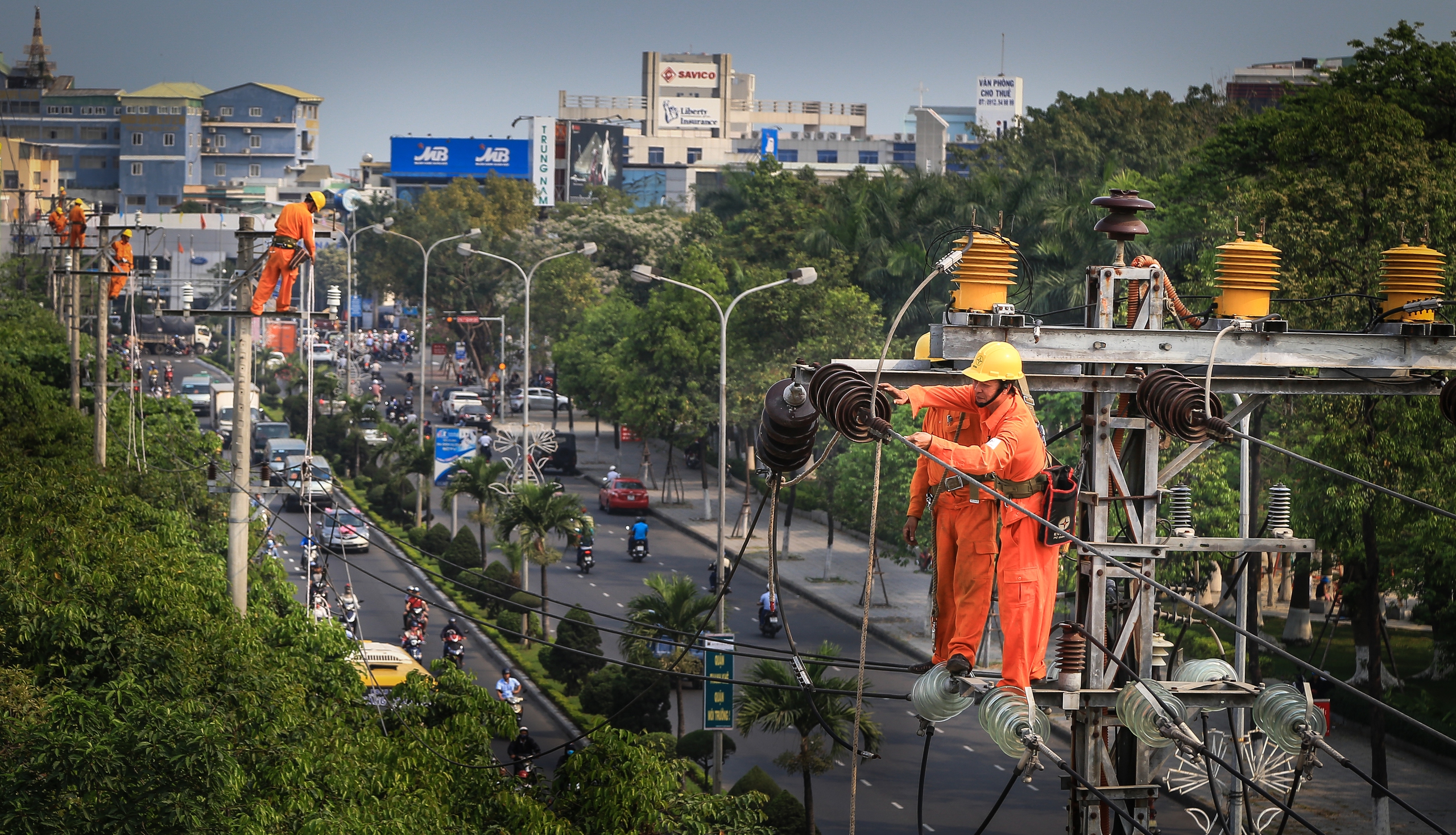 Tổng công ty Điện lực miền Trung: Hành trình 50 năm nguồn sáng vượt núi, vươn khơi- Ảnh 3.
