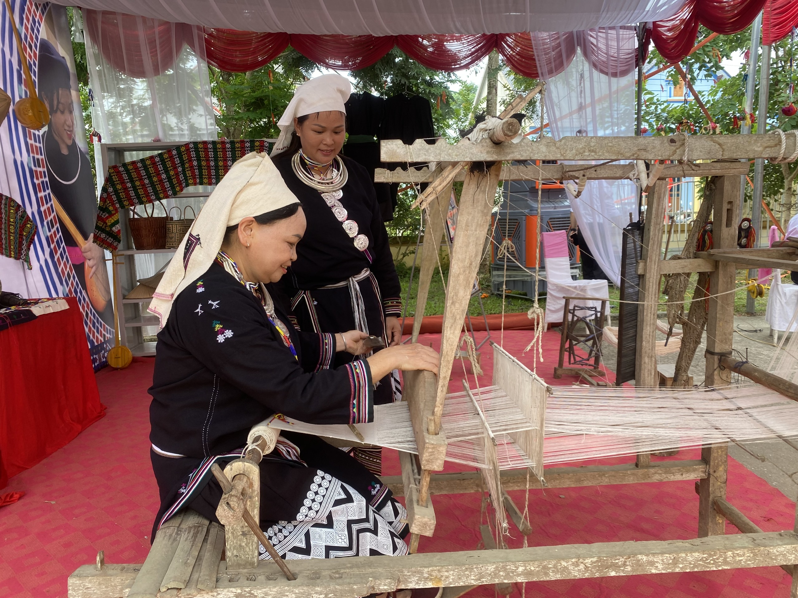 Mang thổ cẩm lên mạng xã hội,…
