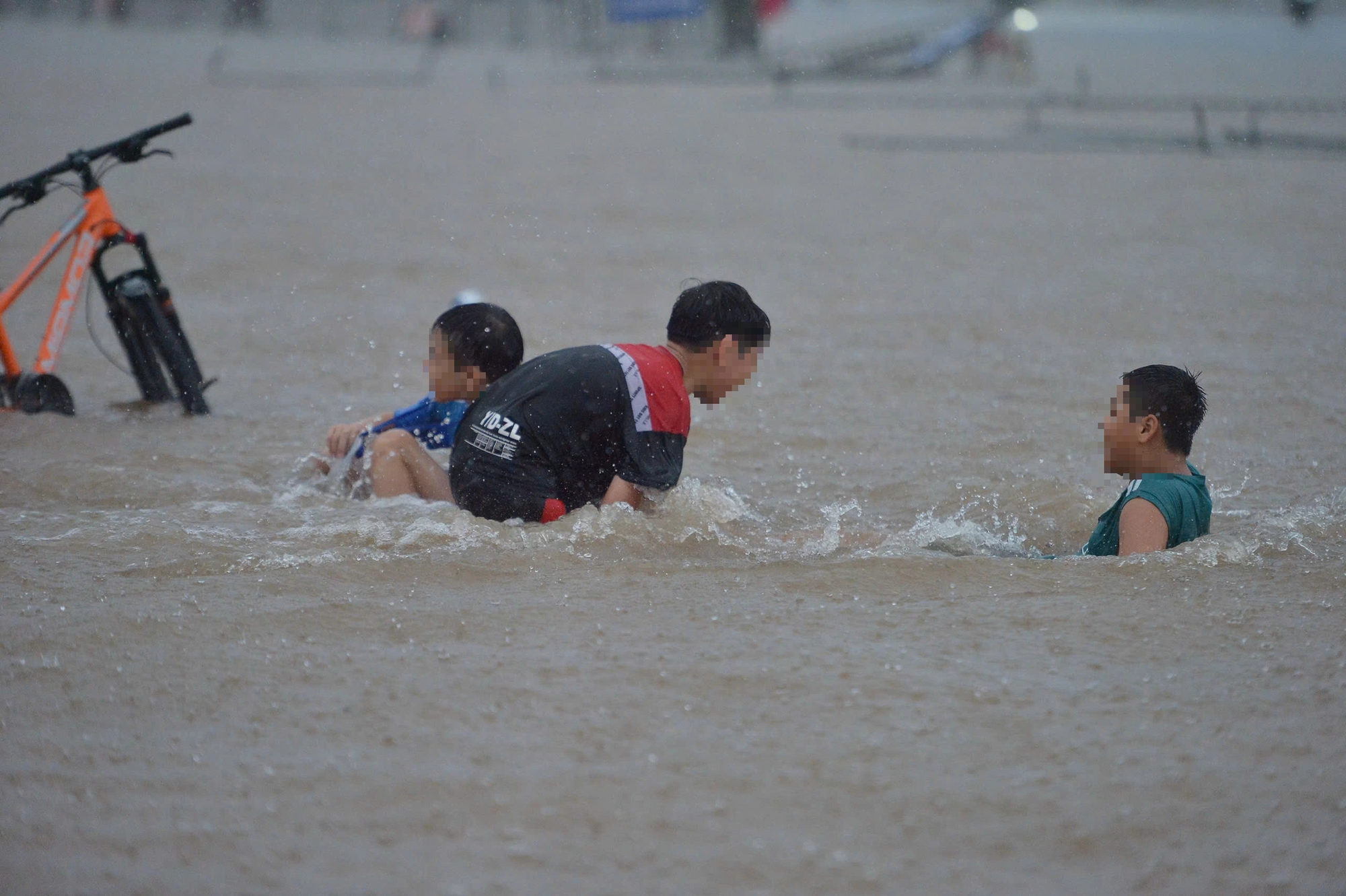 Bơi lội, đá bóng ở 'vịnh nước sâu' Mỹ Đ…