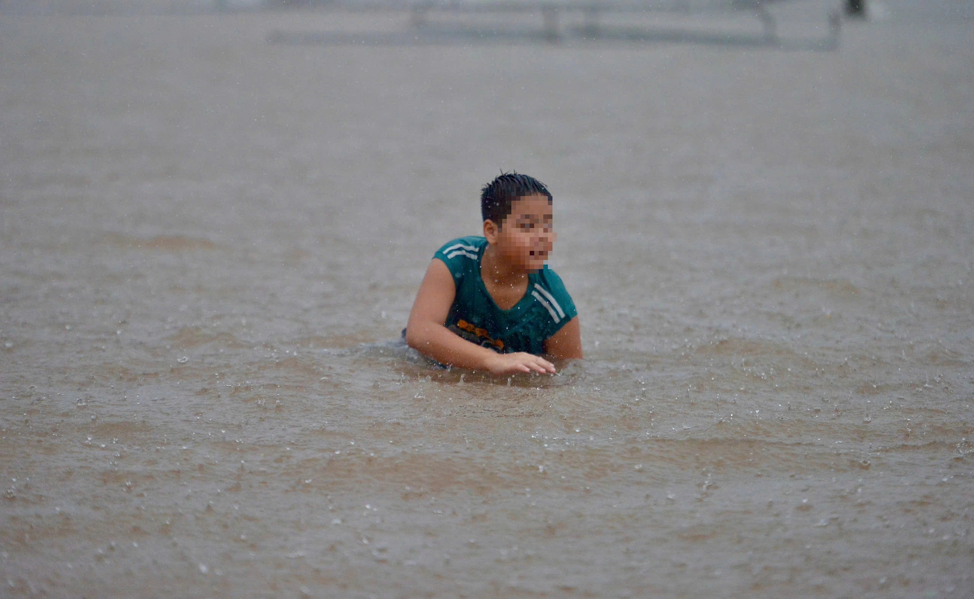 Tung tăng bơi lội, đ&aacute; b&oacute;ng ở 'vịnh nước s&acirc;u' Mỹ Đ&igrave;nh- Ảnh 2.