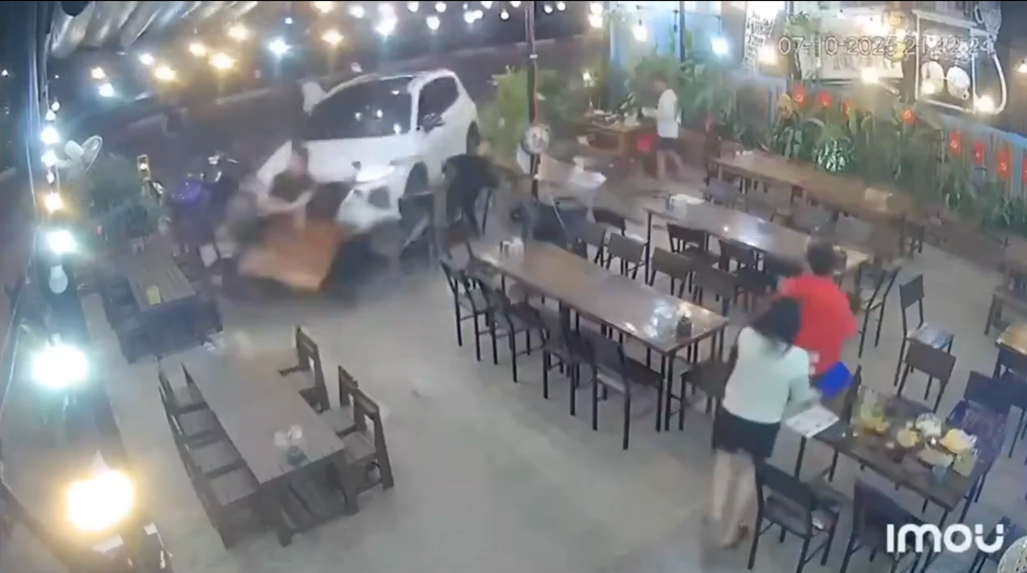 Ô tô điên lao vào quán nhậu ở Gia Lai, ít nhất 1 người tử vong- Ảnh 1. Ô tô điên lao vào quán nhậu ở Gia Lai, ít nhất 1 người tử vong- Ảnh 1.