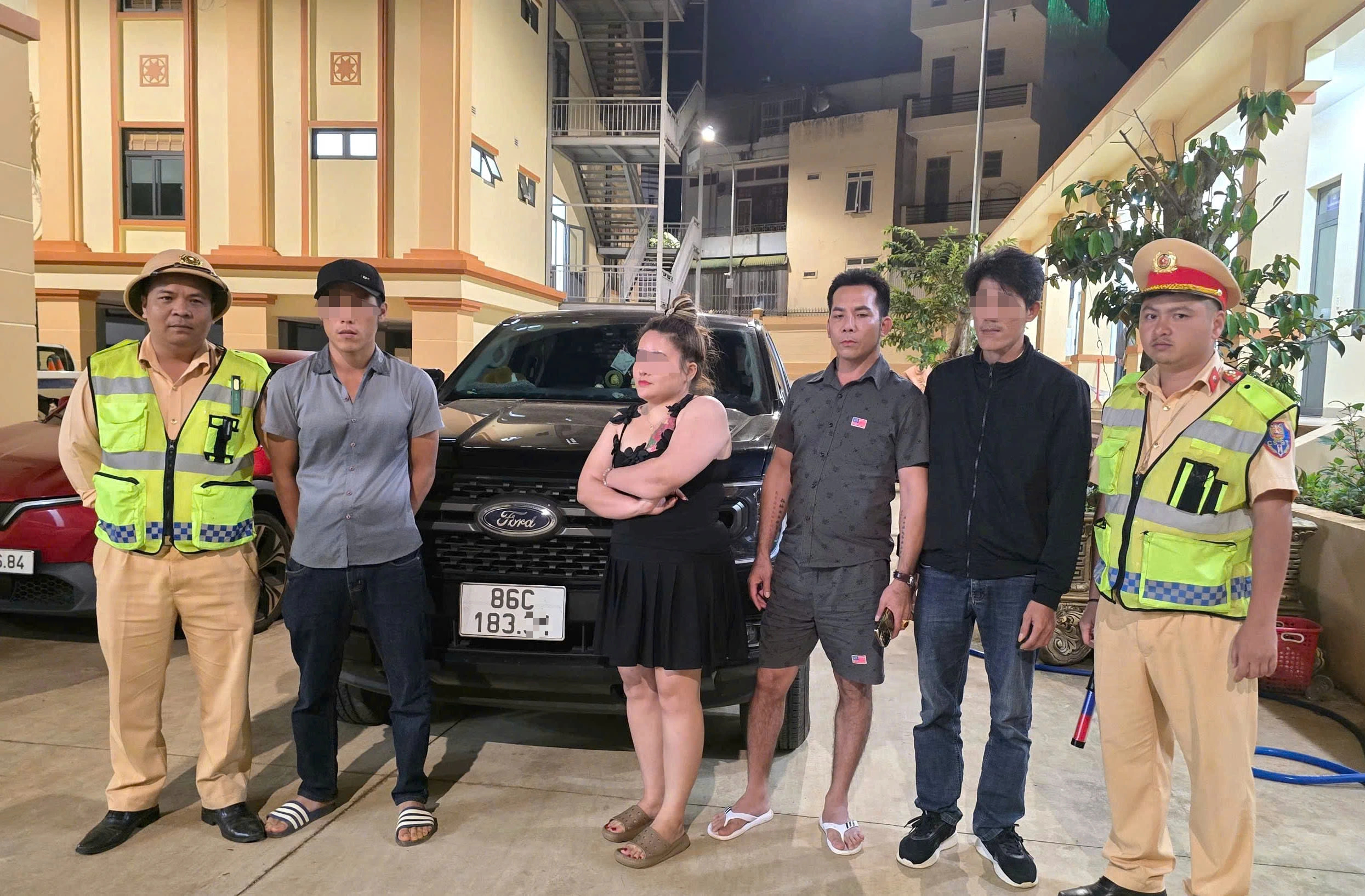 Tạm giữ người đàn ông hành hung tài xế xe tải sau va chạm giao thông- Ảnh 1.