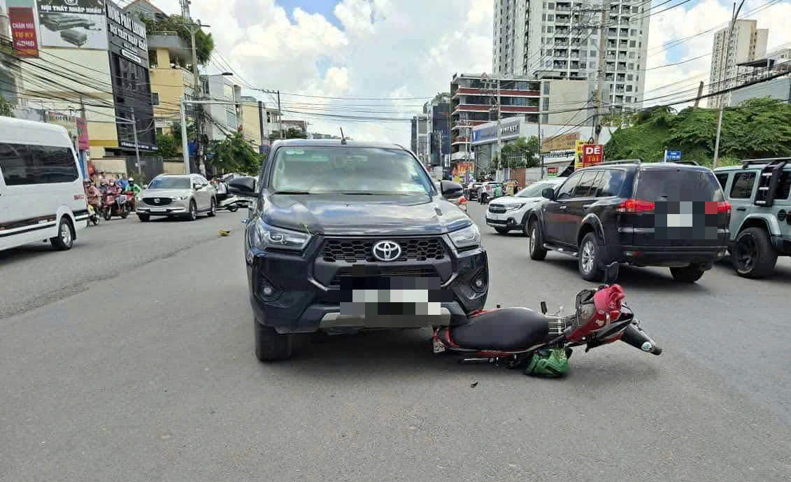 TP.HCM: Ô tô tông tử vong tài xế xe ôm công nghệ tại ngã tư - Ảnh 1.
