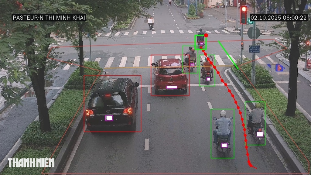 Camera AI của CSGT TP.HCM bắt lỗi hàng loạt xe máy vượt đèn đỏ ở trung tâm- Ảnh 3.