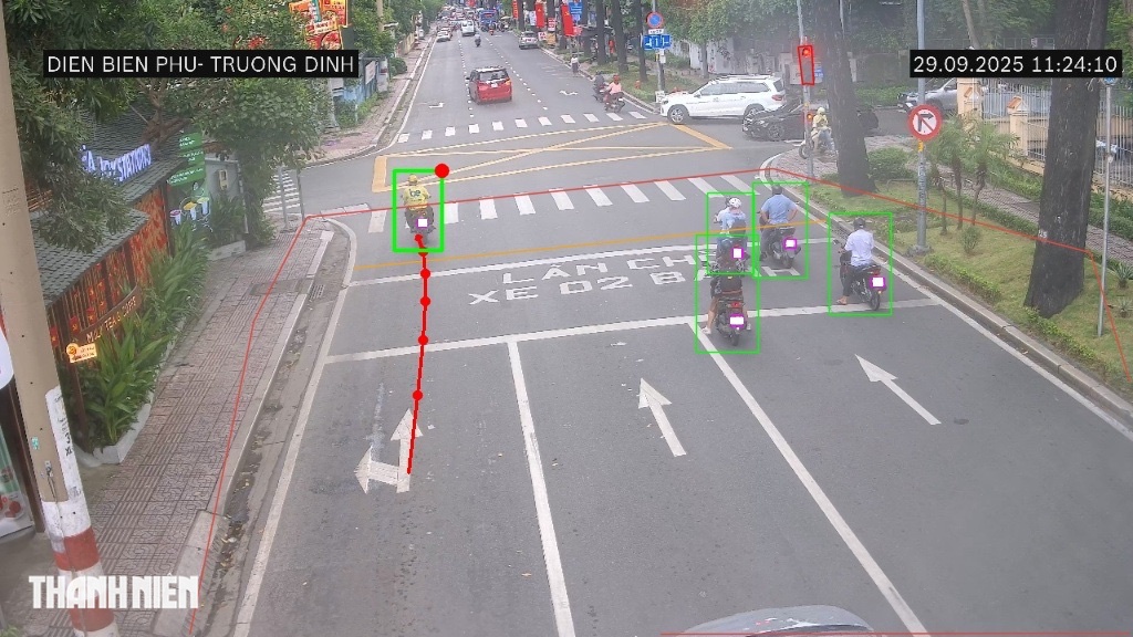 Camera AI của CSGT TP.HCM bắt lỗi hàng loạt xe máy vượt đèn đỏ ở trung tâm- Ảnh 2.