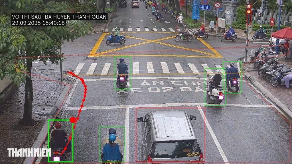 Camera AI của CSGT TP.HCM bắt lỗi hàng loạt xe máy vượt đèn đỏ ở trung tâm- Ảnh 6.