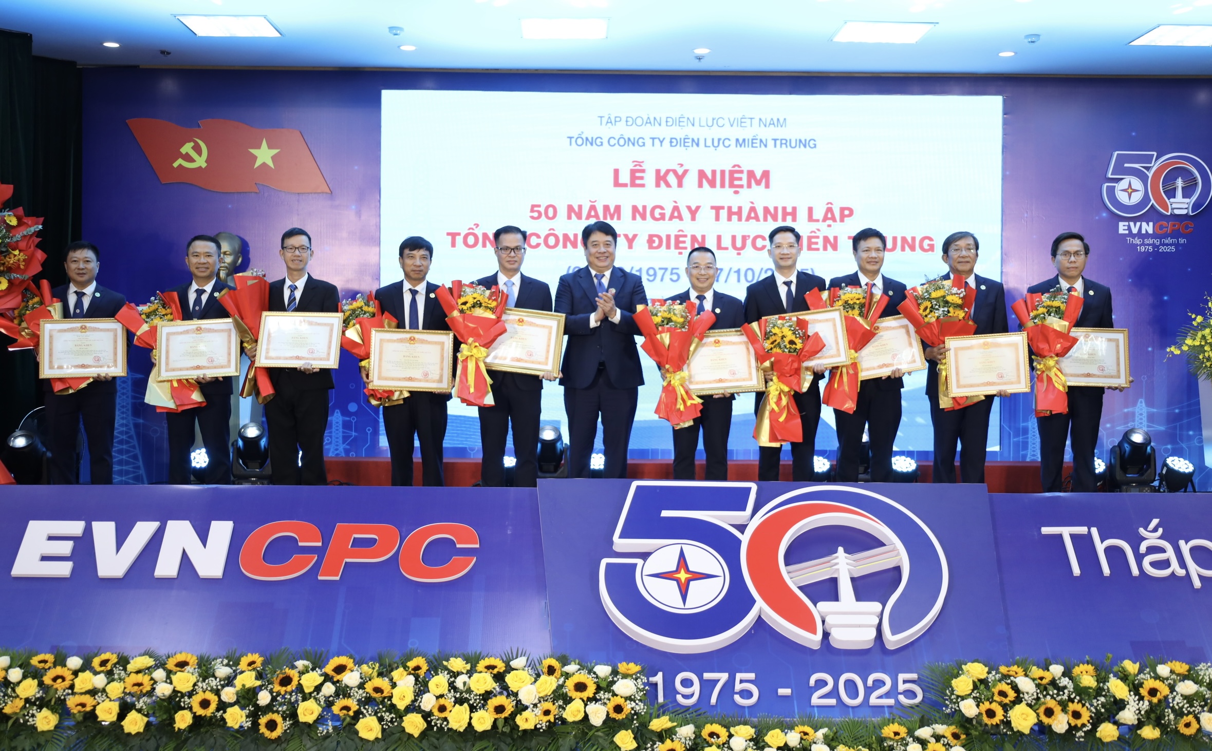 Tổng công ty Điện lực miền Trung: Hành trình 50 năm nguồn sáng vượt núi, vươn khơi- Ảnh 5.