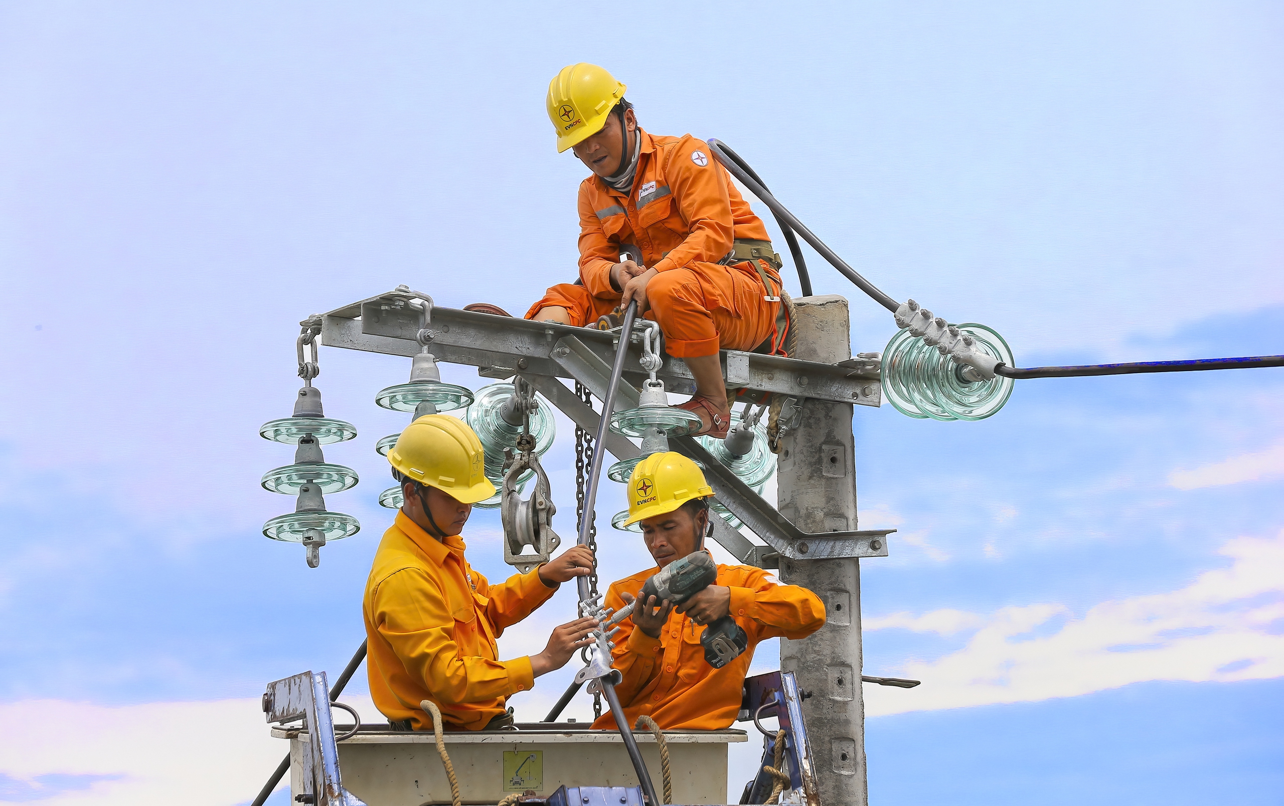Tổng công ty Điện lực miền Trung: Hành trình 50 năm nguồn sáng vượt núi, vươn khơi- Ảnh 1.