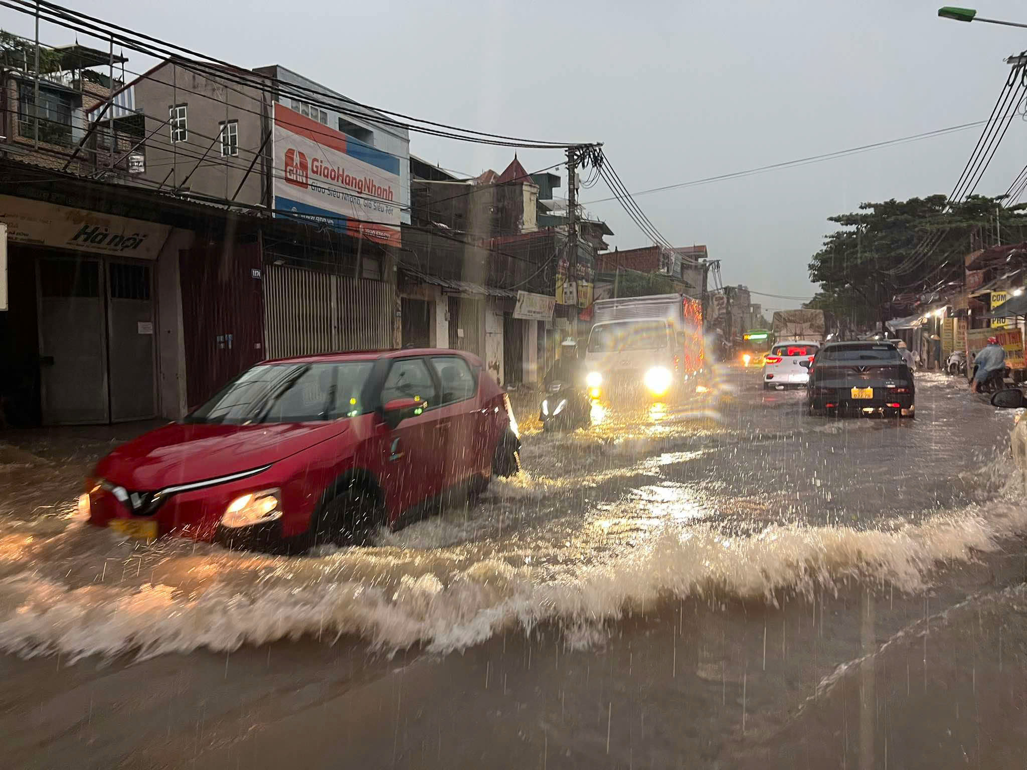 Hà Nội mưa lớn sau bão Matmo, nhiều tuyến phố đã ngập sâu - Ảnh 1.