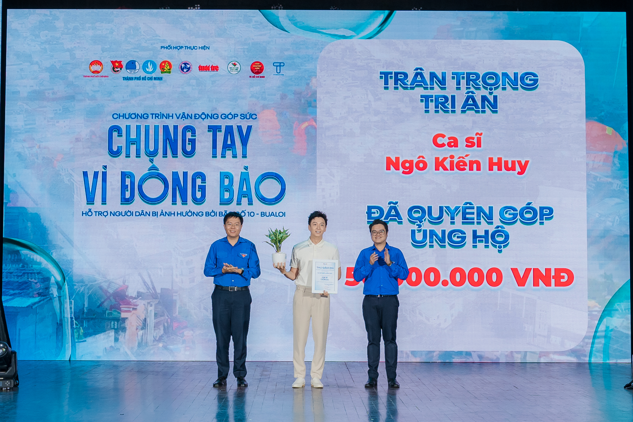 Một đêm nhạc quyên góp hơn 10 tỉ đồng ủng hộ vùng lũ - Ảnh 1.