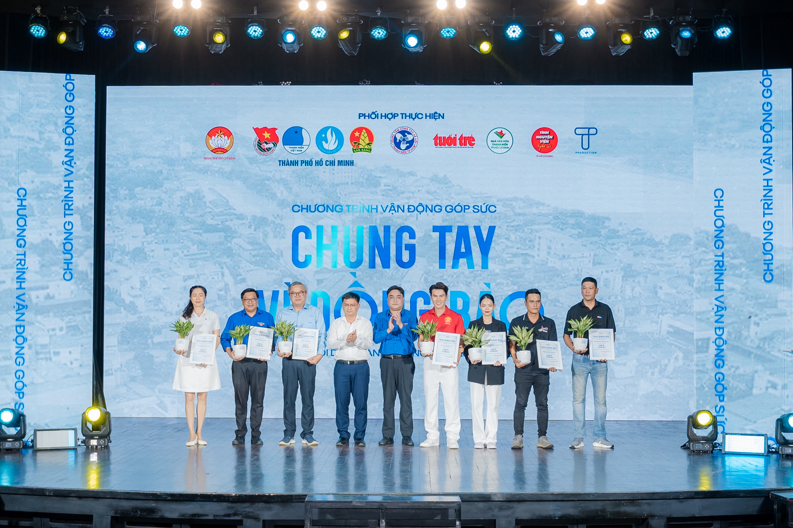 Một đêm nhạc quyên góp hơn 10 tỉ đồng ủng hộ vùng lũ - Ảnh 7.